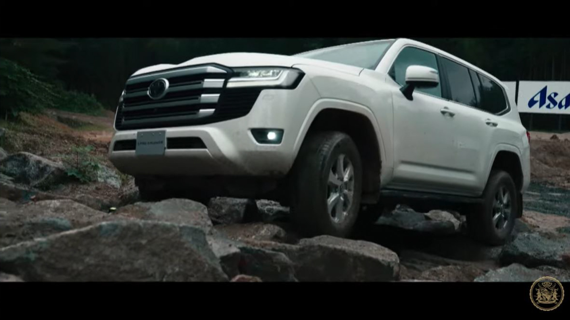 スペシャルコースを走行する新型ランドクルーザー