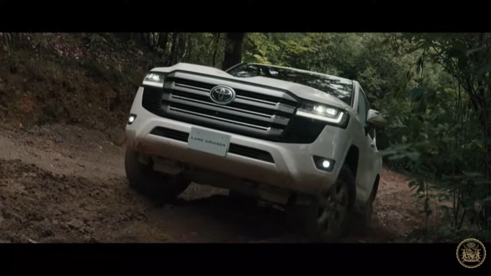 スペシャルコースを走行する新型ランドクルーザー