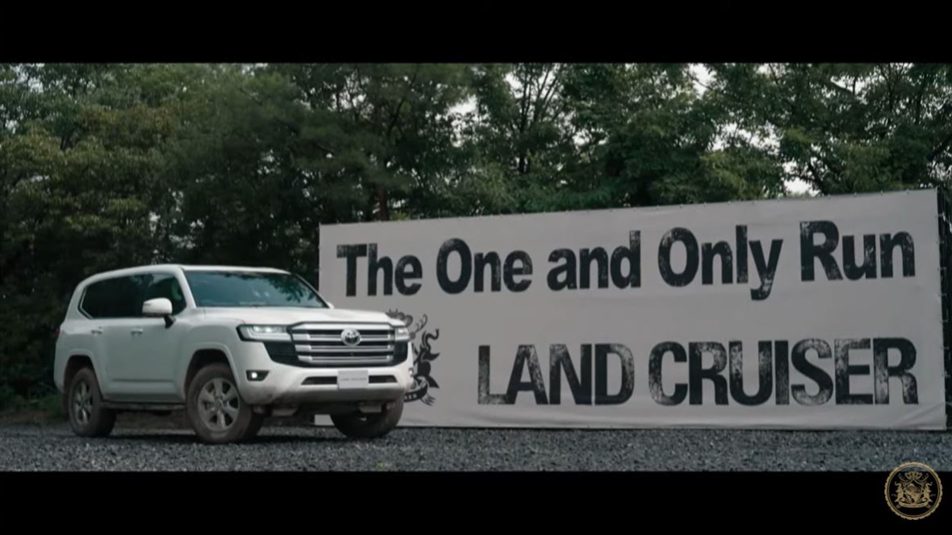 スペシャルコースを走行する新型ランドクルーザー