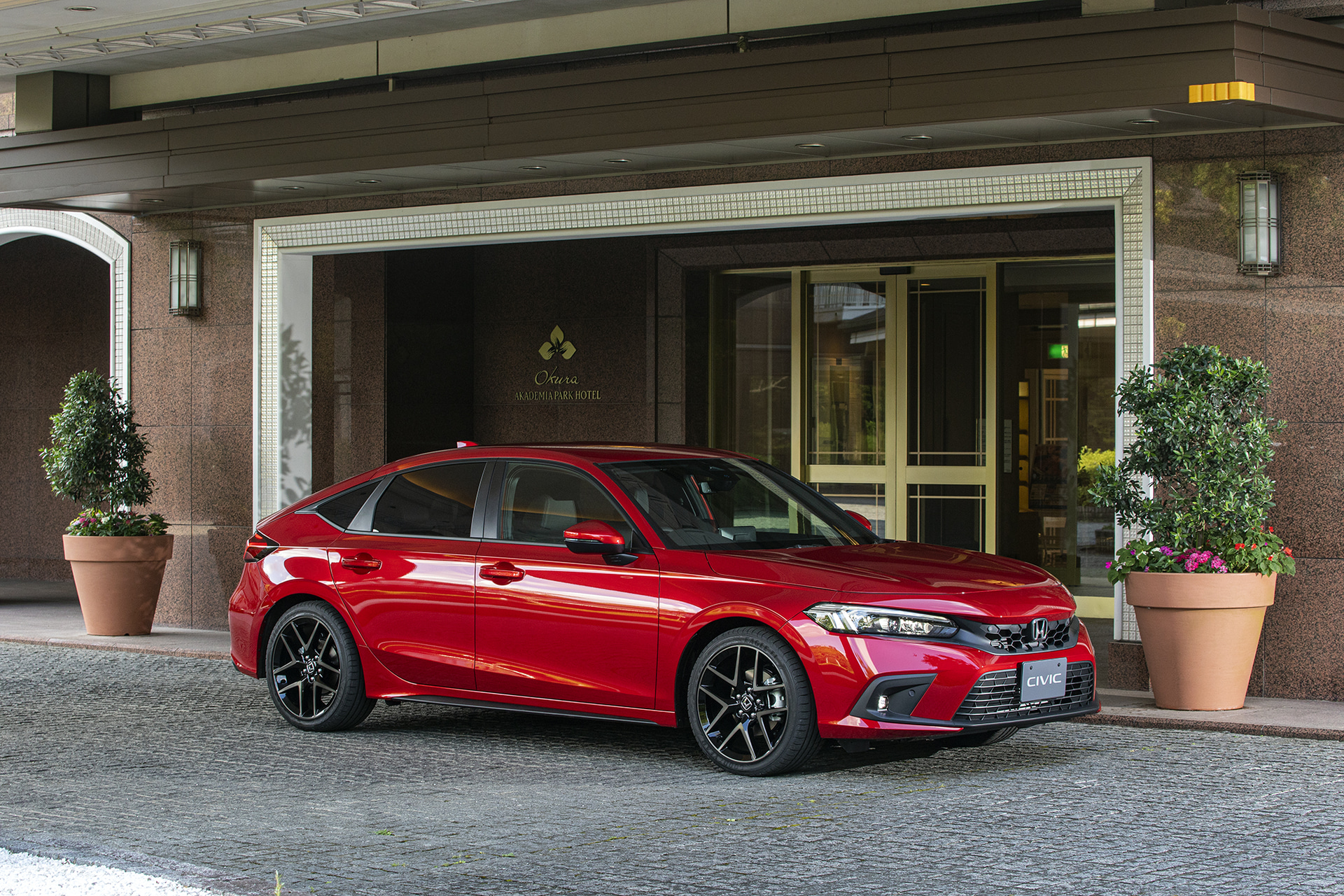 新型シビックEX。ボディカラーはプレミアムクリスタルレッド。スポーティさもありつつ落ち着いた雰囲気