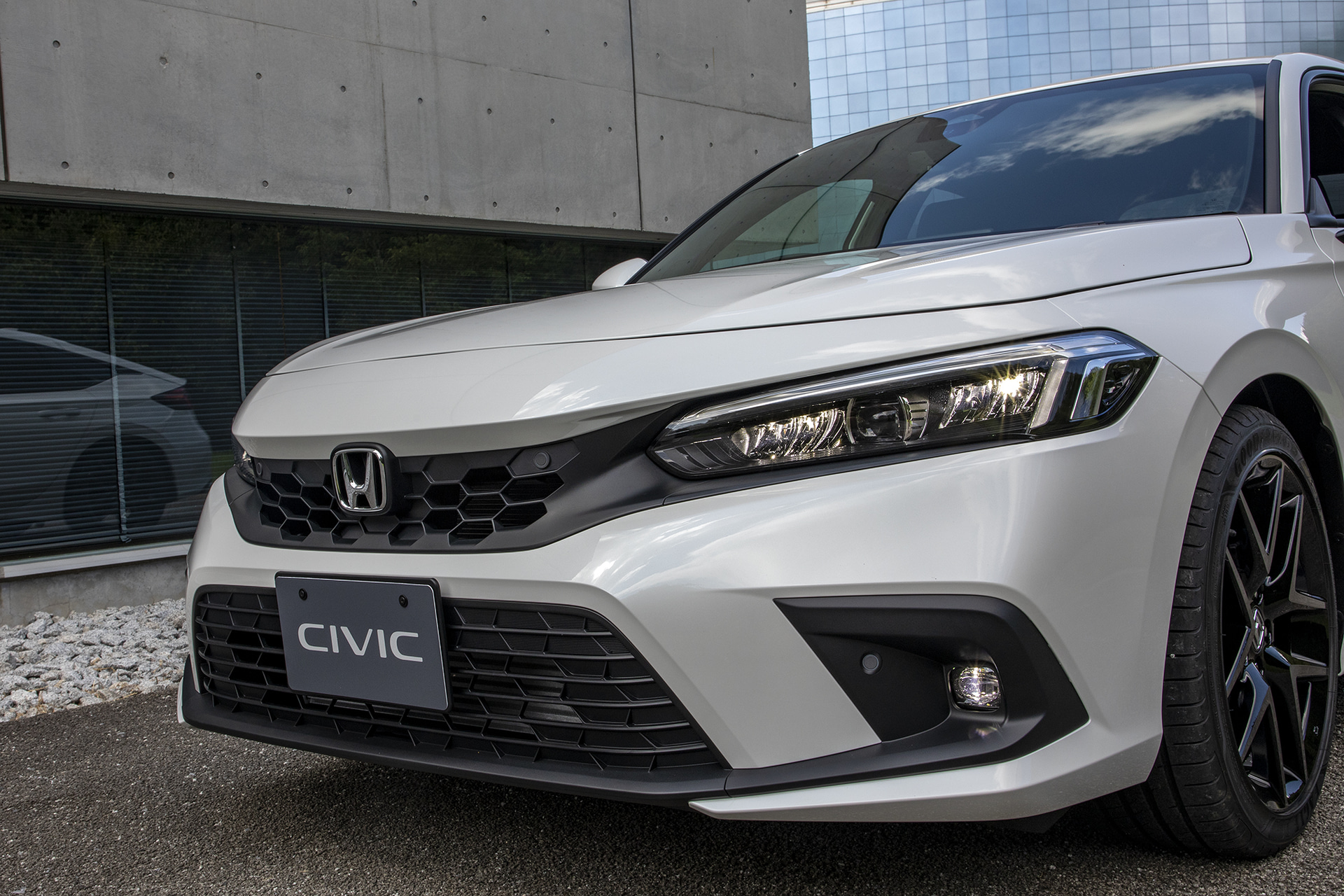 フロント部のデザインはシンプルながらスポーティなイメージ。フォグランプはEXのみに装備