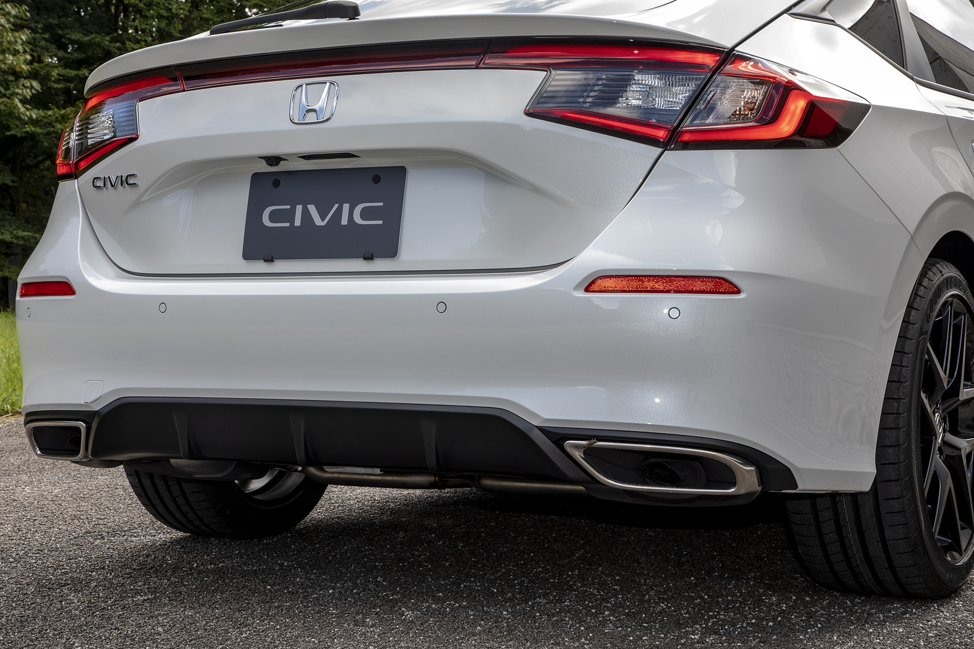 リアまわりではマフラーのフィニッシャーをイメージさせるデザインを追加。そのフィニッシャーの間にはディフューザー形状のデザインが盛りこまれている