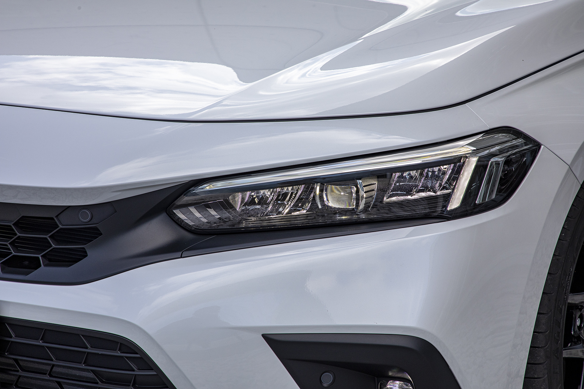 厚みを抑えたシャープなヘッドライトの点灯パターン。灯体はインライン9灯タイプのフルLEDで、ハイビームユニットをセンターに配置することでロービーム時はライトに「瞳」が残るようにしている。また、ホンダ初のアダプティブドライビングビームを採用した