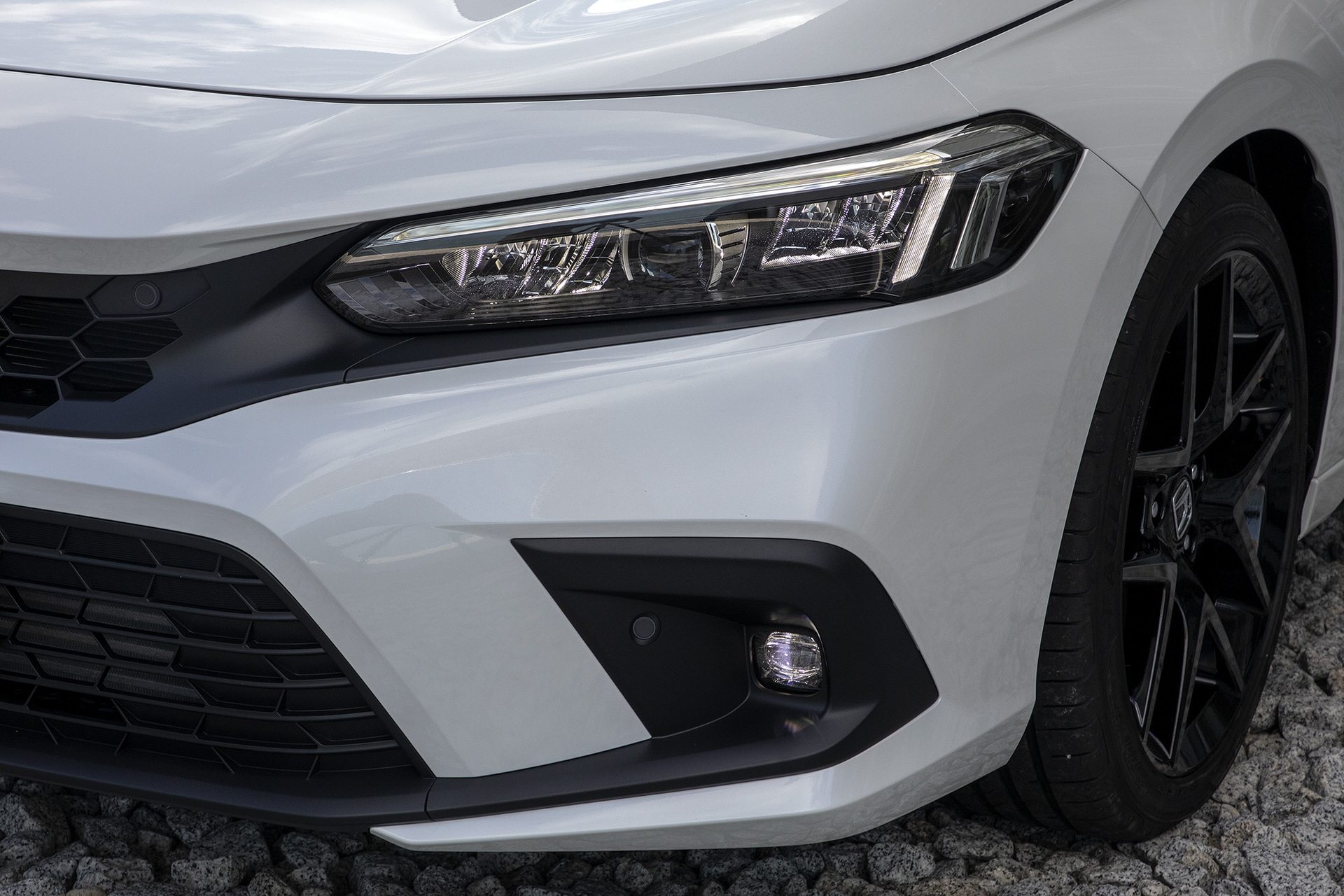 厚みを抑えたシャープなヘッドライトの点灯パターン。灯体はインライン9灯タイプのフルLEDで、ハイビームユニットをセンターに配置することでロービーム時はライトに「瞳」が残るようにしている。また、ホンダ初のアダプティブドライビングビームを採用した