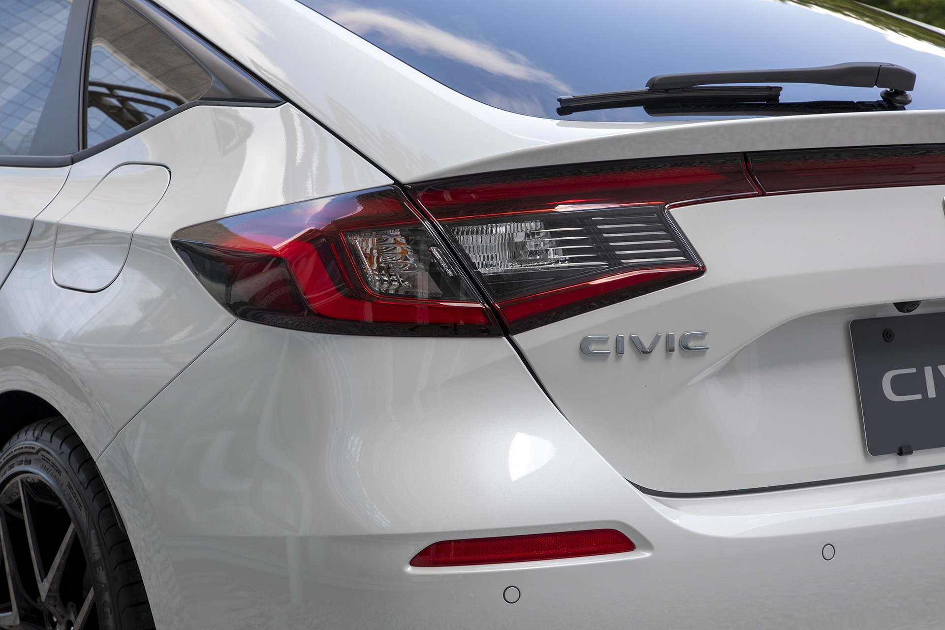 リアコンビネーションランプのデザインは先代から引き継いだCライングラフィック。新型ではリッド側ランプの上下まで光らせることで夜間でもロー＆ワイドな印象