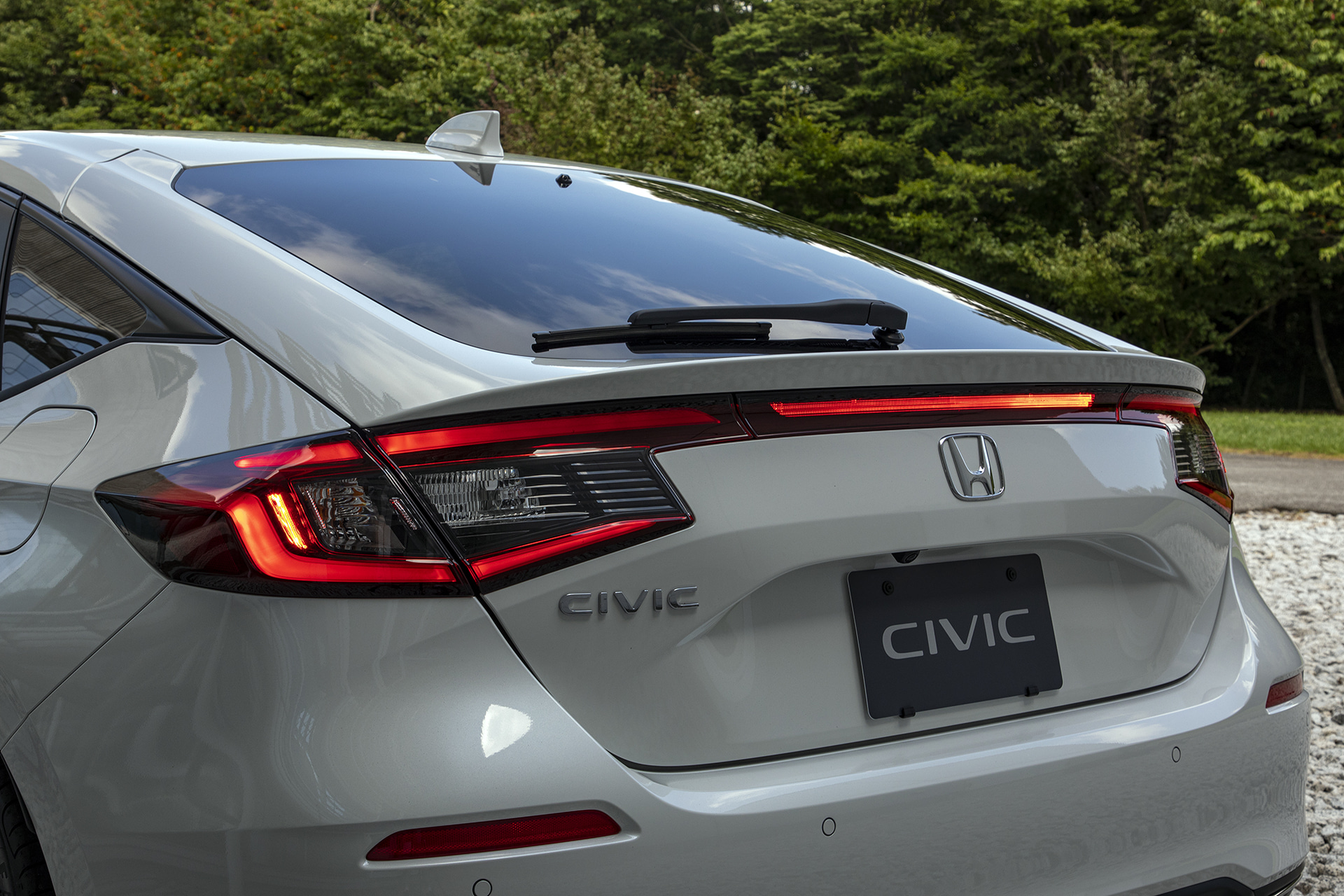 ブレーキランプ点灯。別体のハイマウントランプは左右のコンビネーションランプの間にある