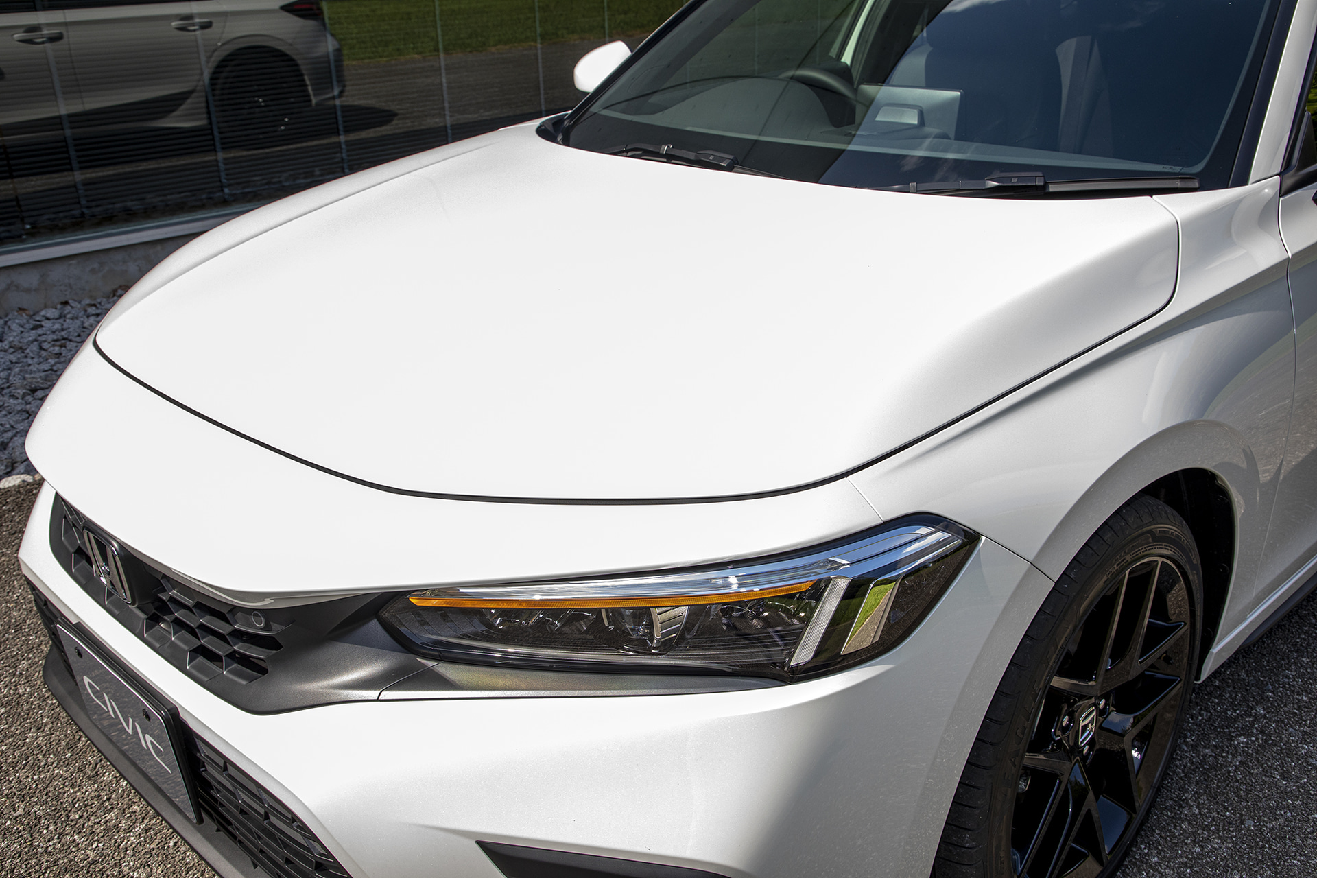 ボンネットは左右後端の高さを先代から25mm低くしている。また、フロントピラーの下端は50mm後退