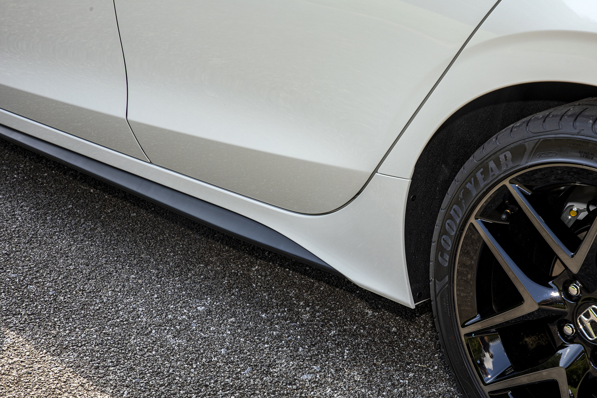 サイドスカート部の処理も先代より洗練された