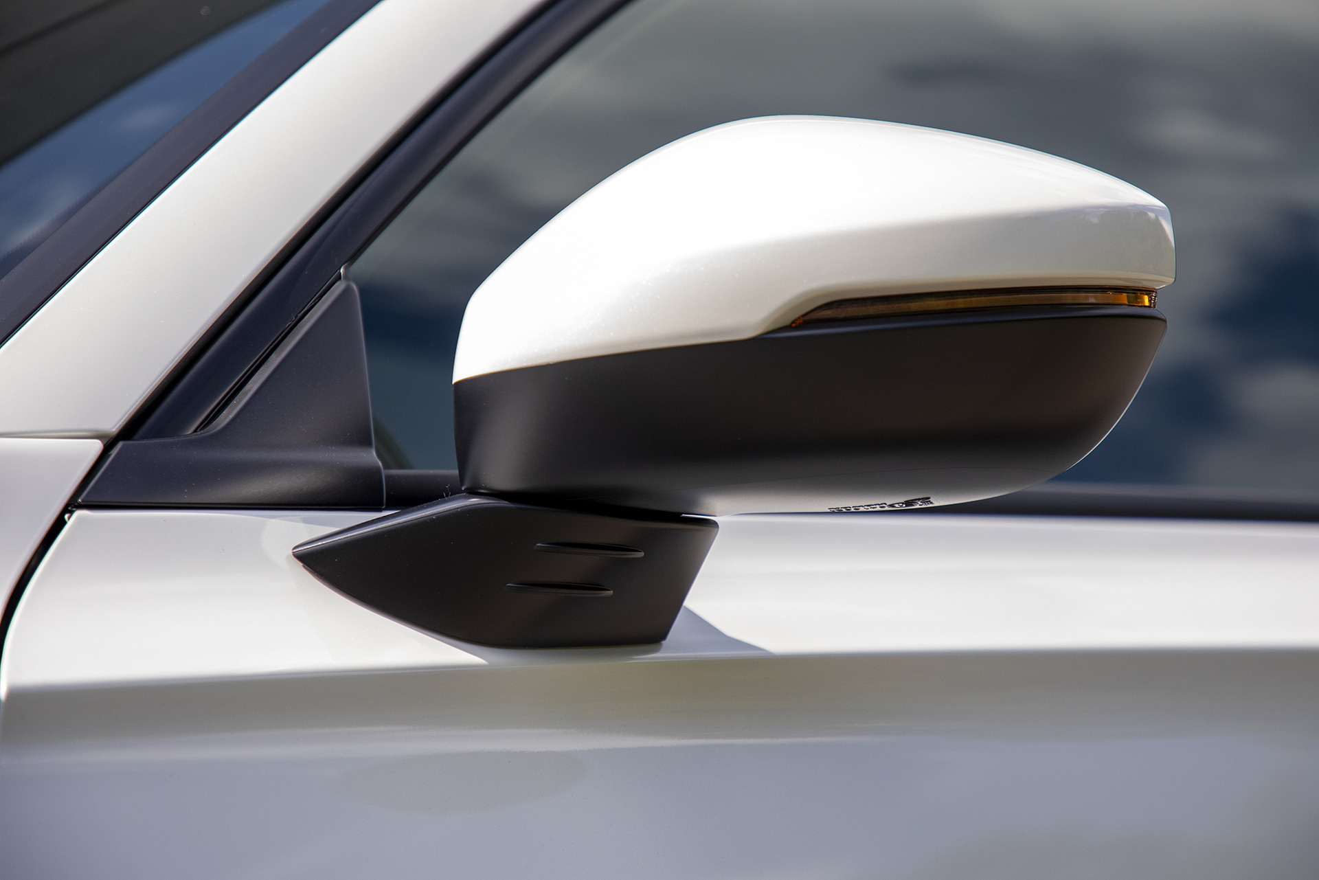 ミラー部はウインカー内蔵。足の部分にはドアミラー下部の気流乱れを抑制するためのボルテックスジェネレーターが付く