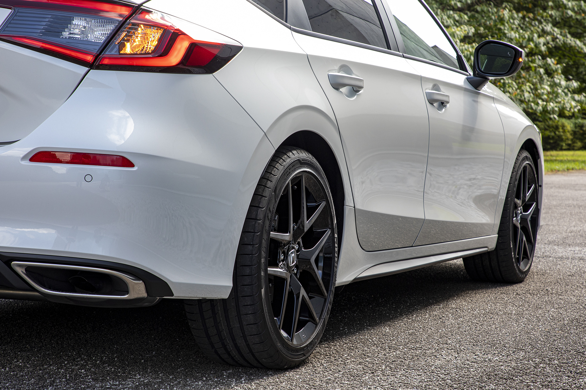 リアホイールアーチに端を180度折り曲げて接合するヘミング処理を採用。これによりタイヤを片側5mm外側に張り出し、リアのトレッドをフロントより10mm拡大している