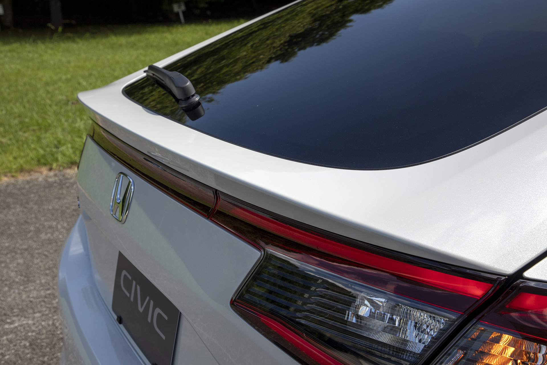 テールゲート後端はダウンウォッシュ低減のため、若干のダックテール形状になっていた