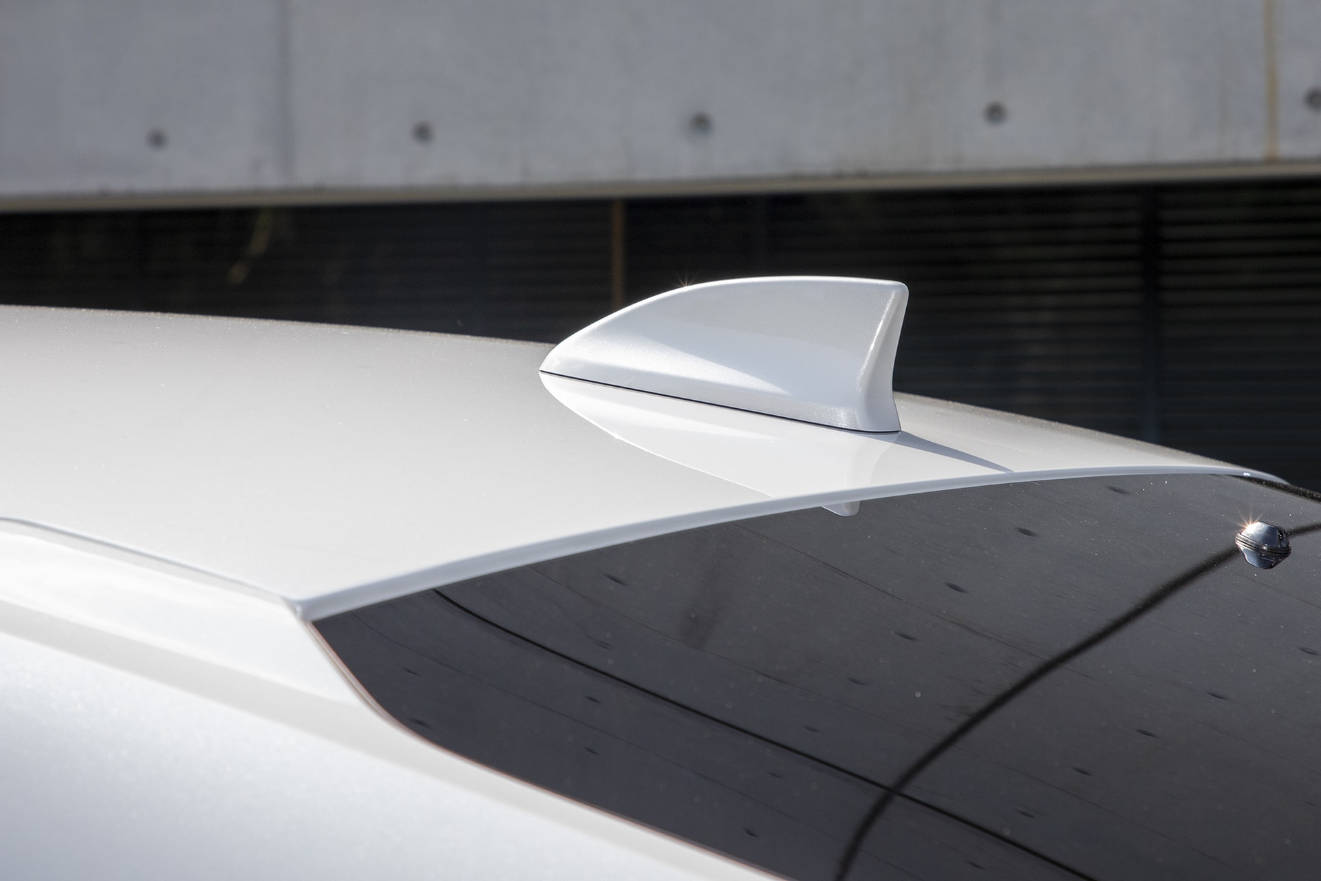 ルーフに付くアンテナ。ルーフサイドの溶接にレーザーブレーズ技術を使うことでモールのない仕上げとしている