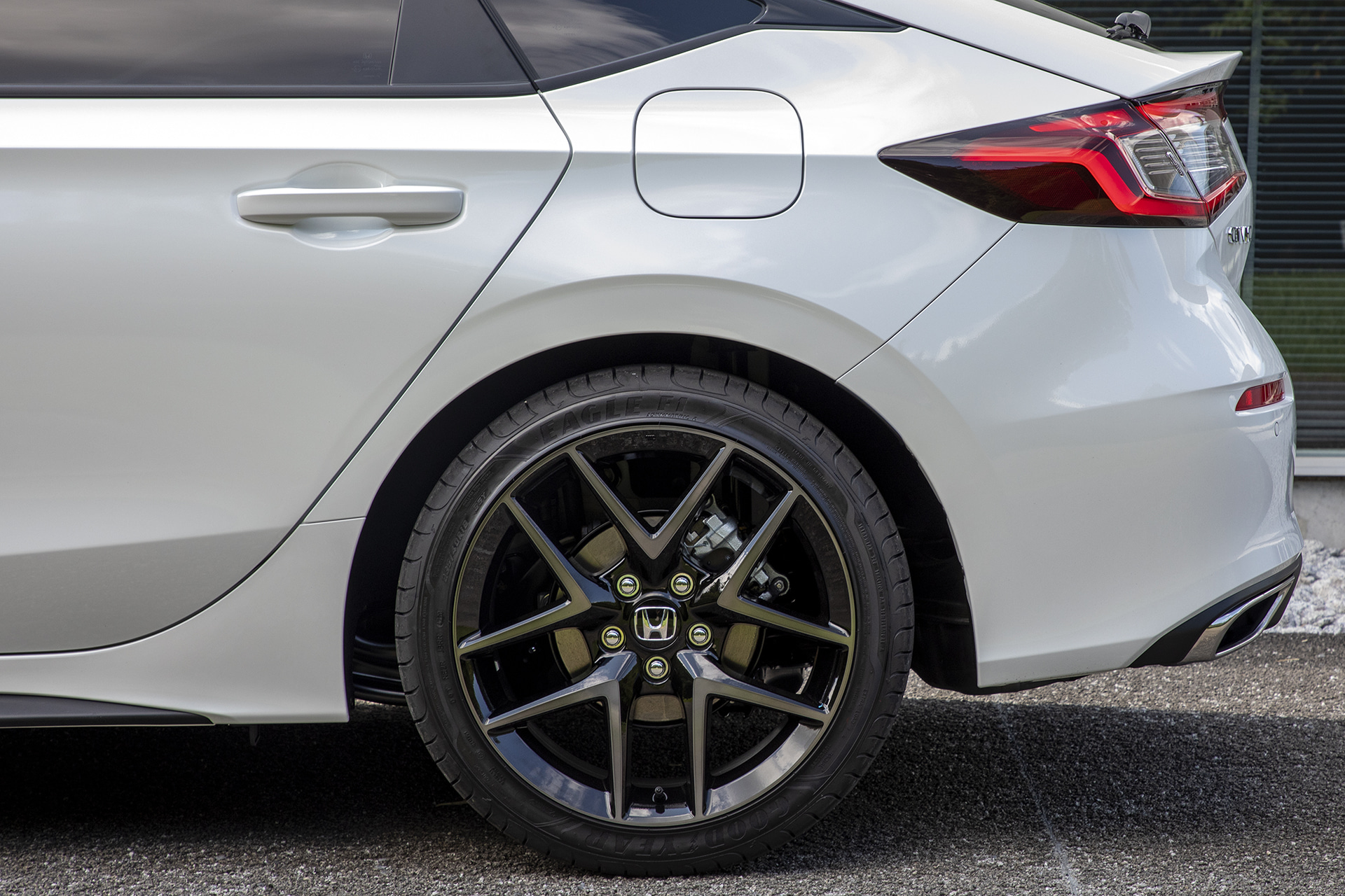 アルミホイールはタイヤ内部で発生する不快な共鳴音を打ち消す中空構造のレゾネーターを装着したノイズリデューシングアルミホイールアルミホイールとなっている。こちらはEX用で、ベルリナブラック＋ダーク切削クリア仕上げ。タイヤサイズは235/40R18