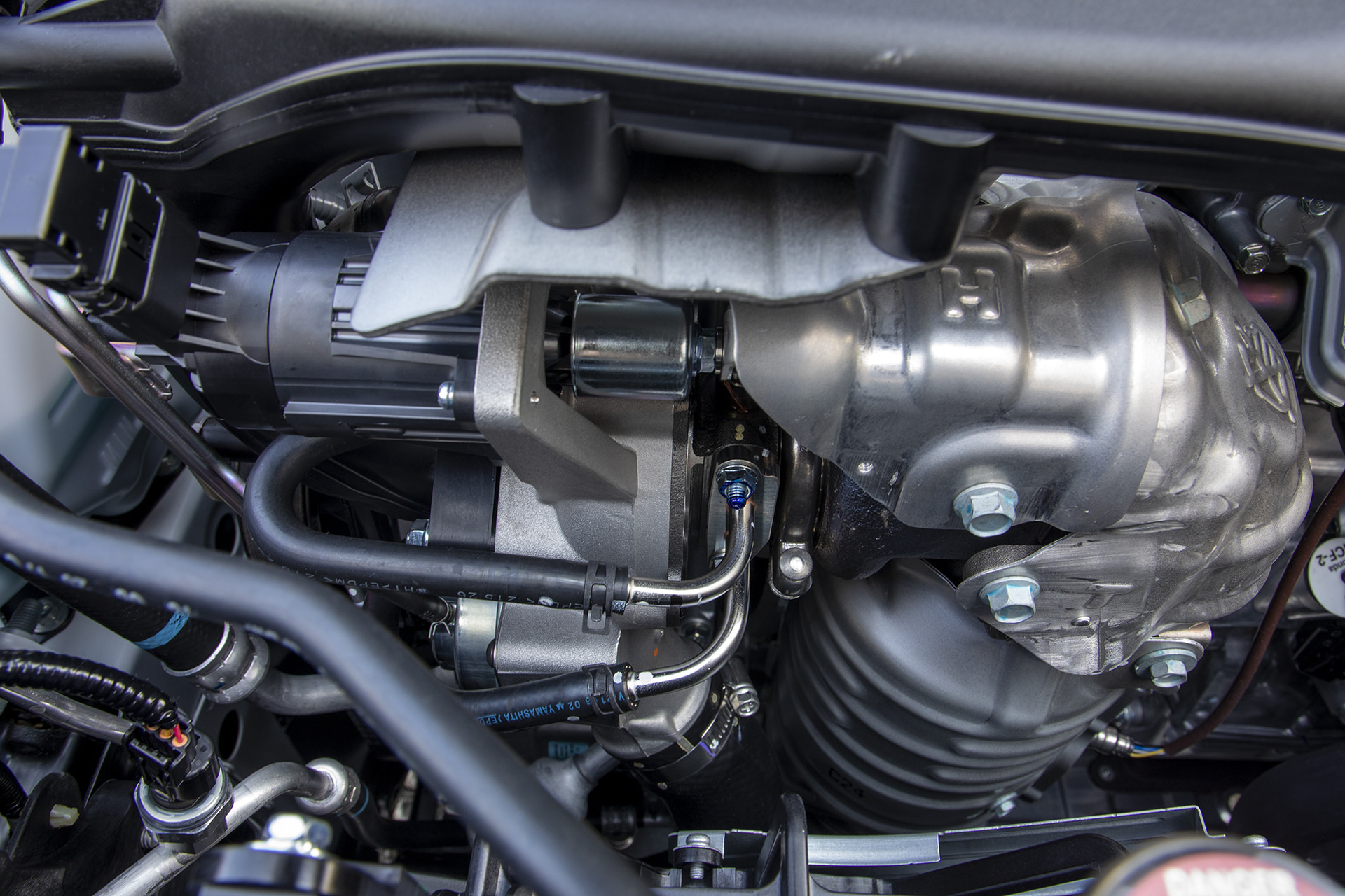 エキゾーストポートを4in2形状として排圧低減。さらにタービンブレードの形状と排気の当て方を変更。これにより幅広い領域で効率よく過給が得られるようになった