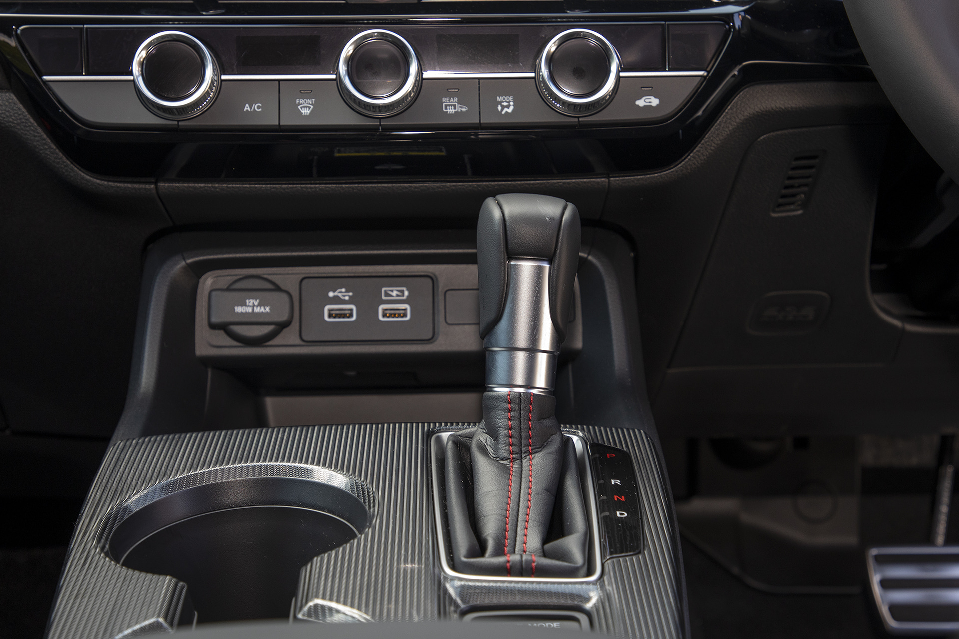 シフトレバーは操作しやすいようドライバー側へ少し傾斜させている