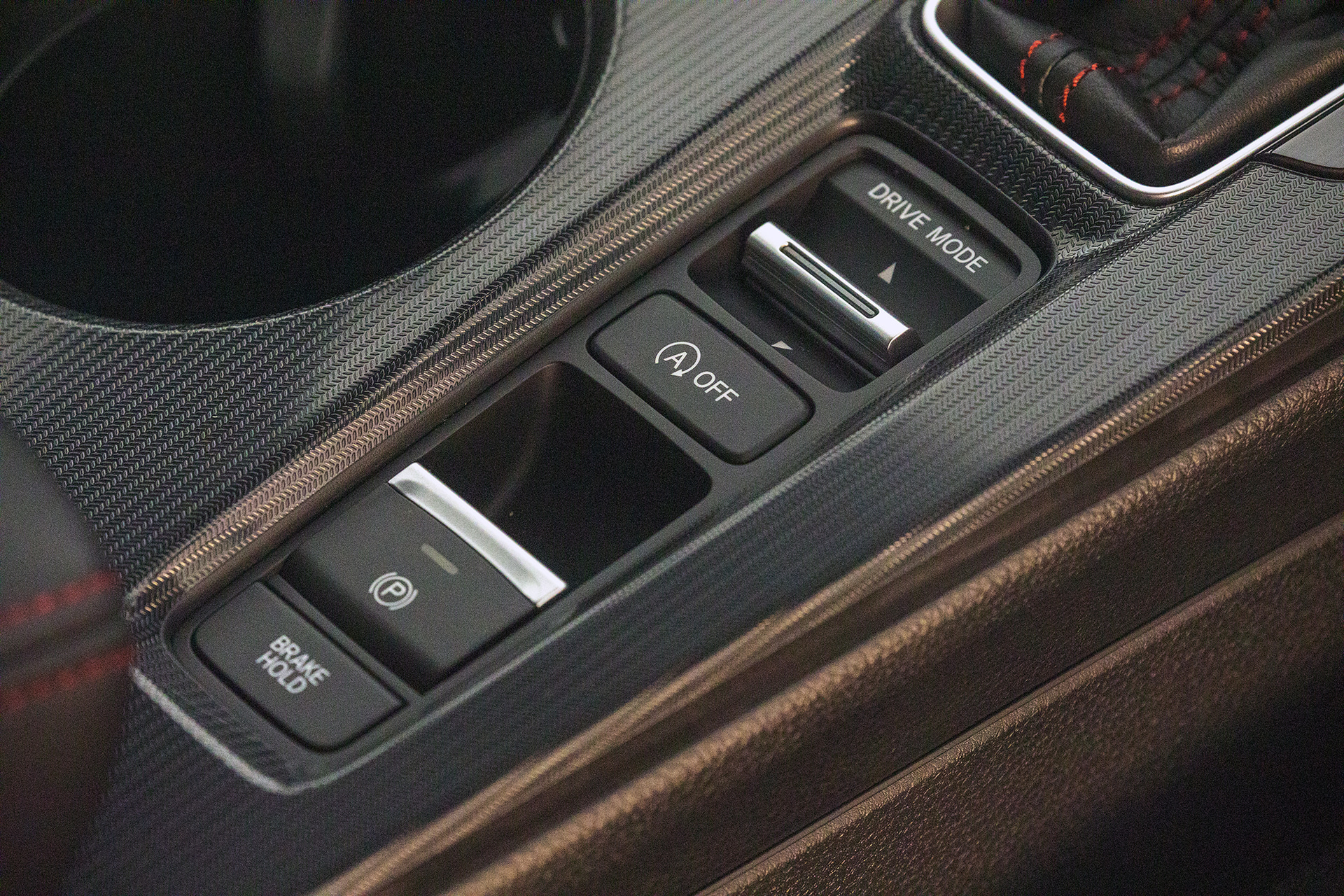 ドライブモードはスポーツ、ノーマル、エコという3モードから選べる。サイドブレーキは電動式