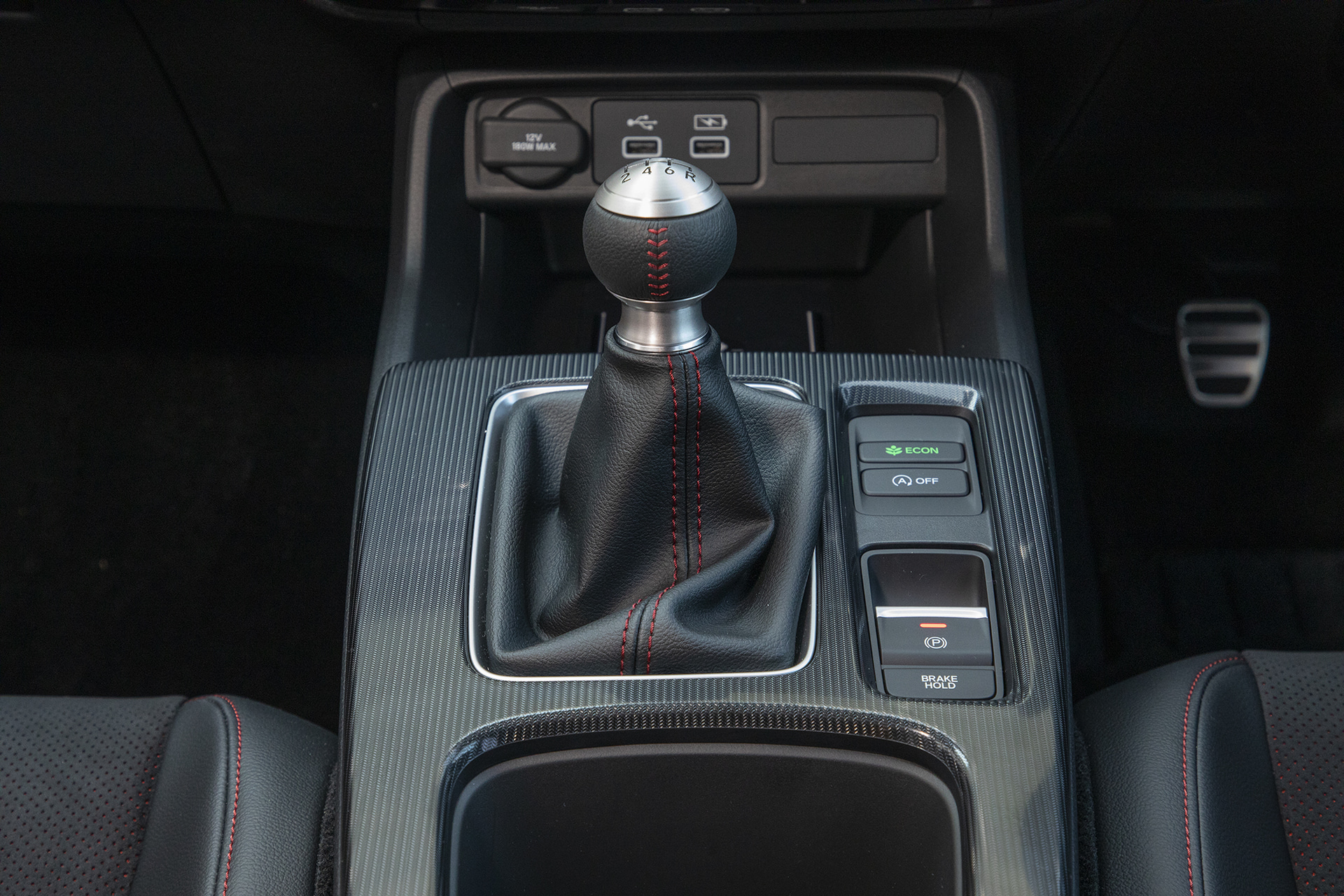 6速MTではシフトフィール向上に力を入れており、ストロークもクイックになっている