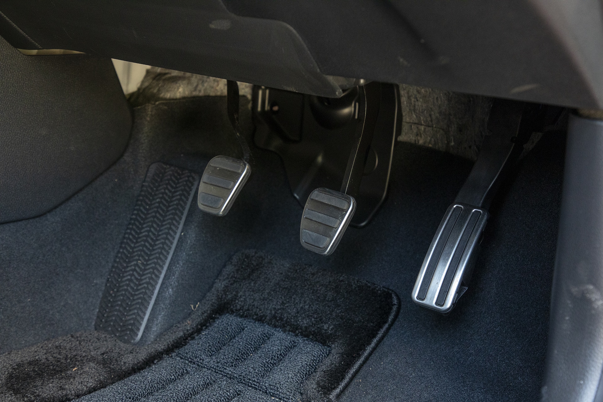 滑り止めが付くアルミペダル。クラッチペダルの操作感は軽く、半クラッチも使いやすい印象だった