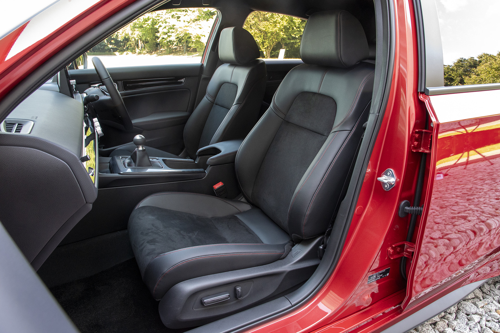 フロントシートはボディスタビライジングシートとなっている。表皮はプライムスムース×ウルトラスエード。EXはパワーシートとなる