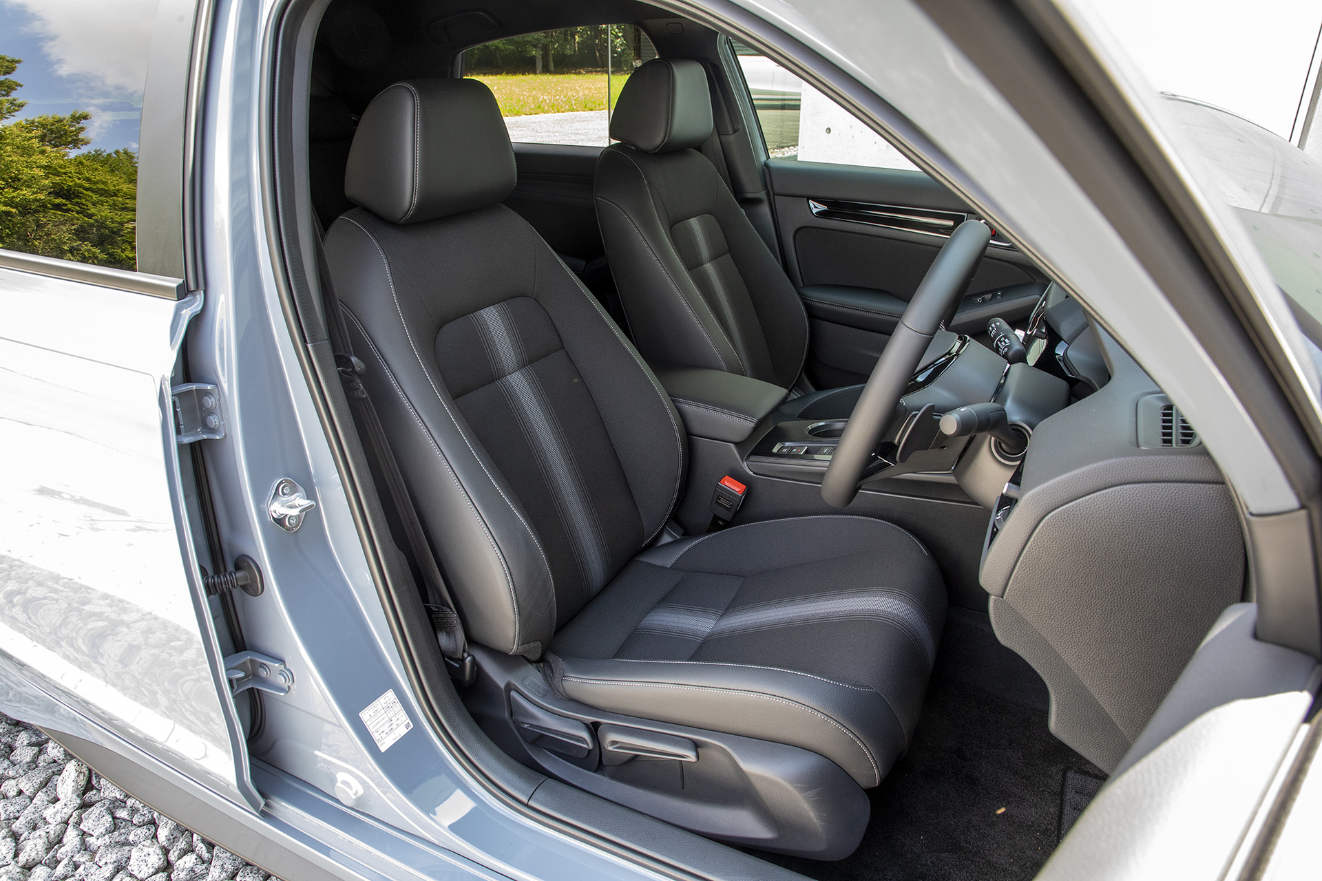 LXのインテリア。LXのフロントシートもボディスタビライジングシート。表皮はプライムスムース×ファブリック