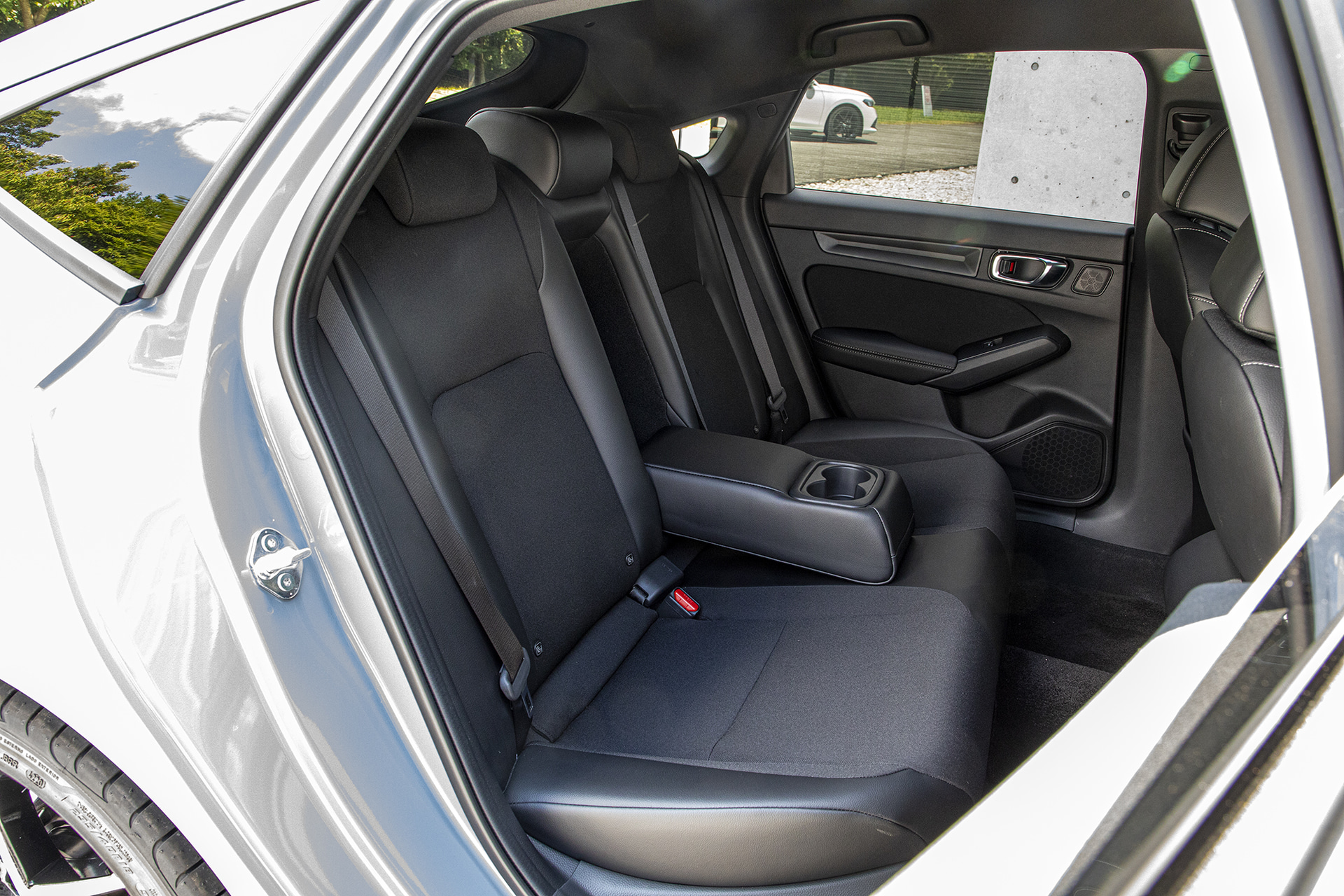 LXのインテリア。LXのフロントシートもボディスタビライジングシート。表皮はプライムスムース×ファブリック