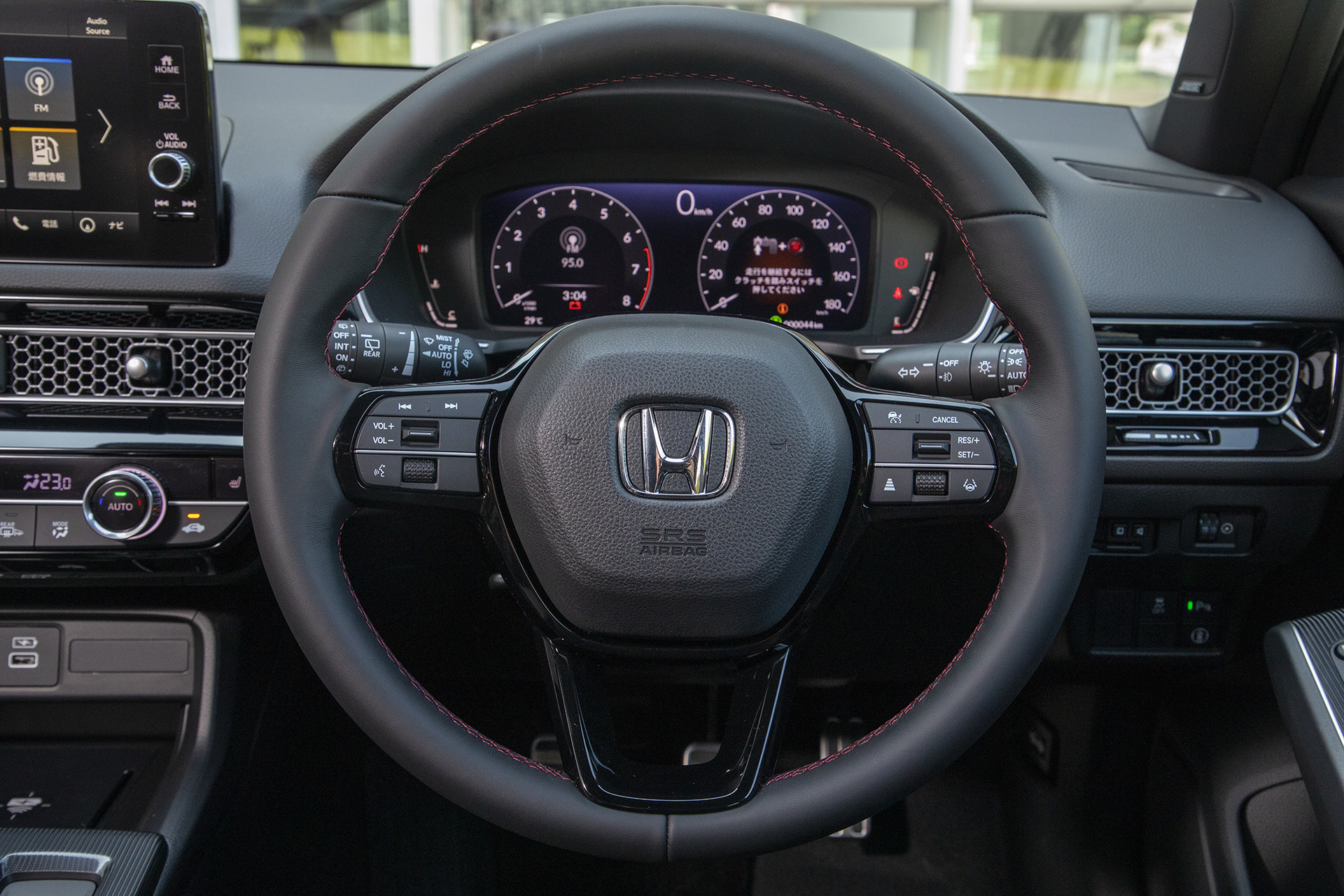 EXのステアリング。LXも本革巻きだがEXはステッチが赤になる