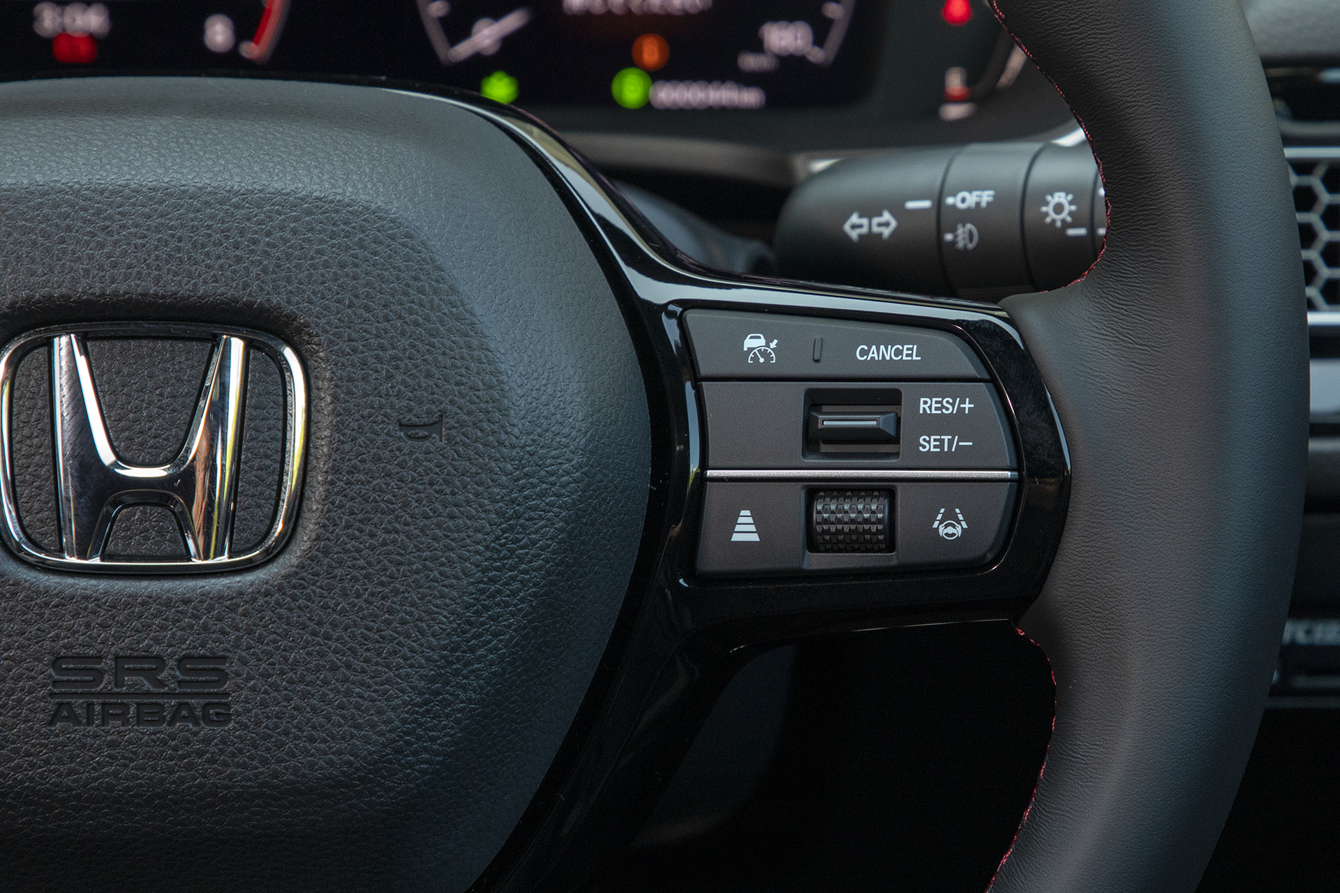 EXのステアリング。LXも本革巻きだがEXはステッチが赤になる