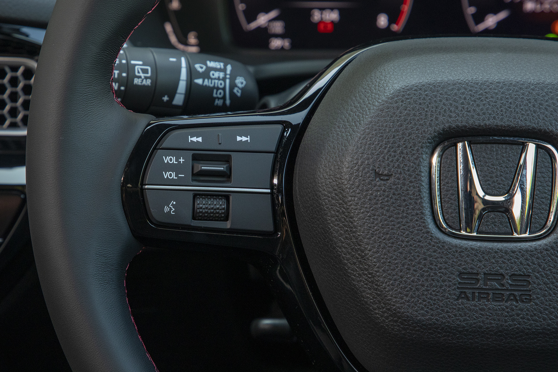 EXのステアリング。LXも本革巻きだがEXはステッチが赤になる