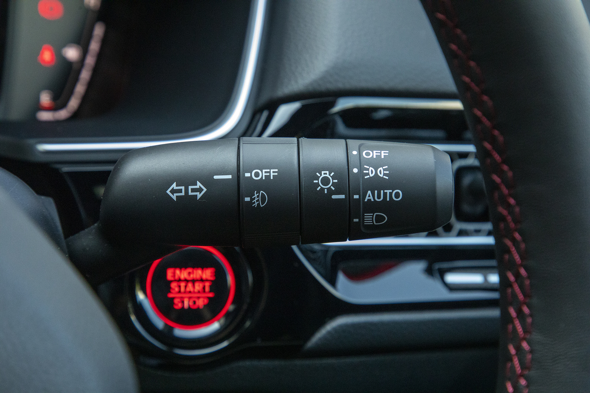 ステアリング奥右側レバー