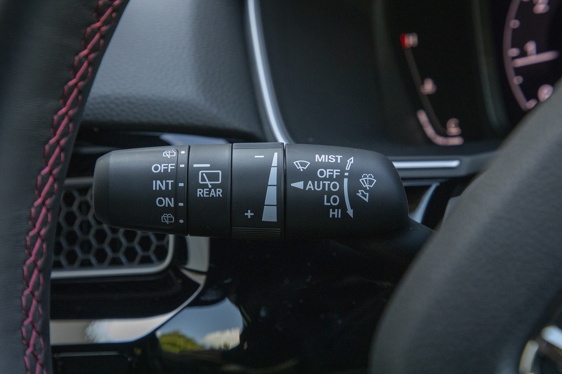 ステアリング奥左側レバー