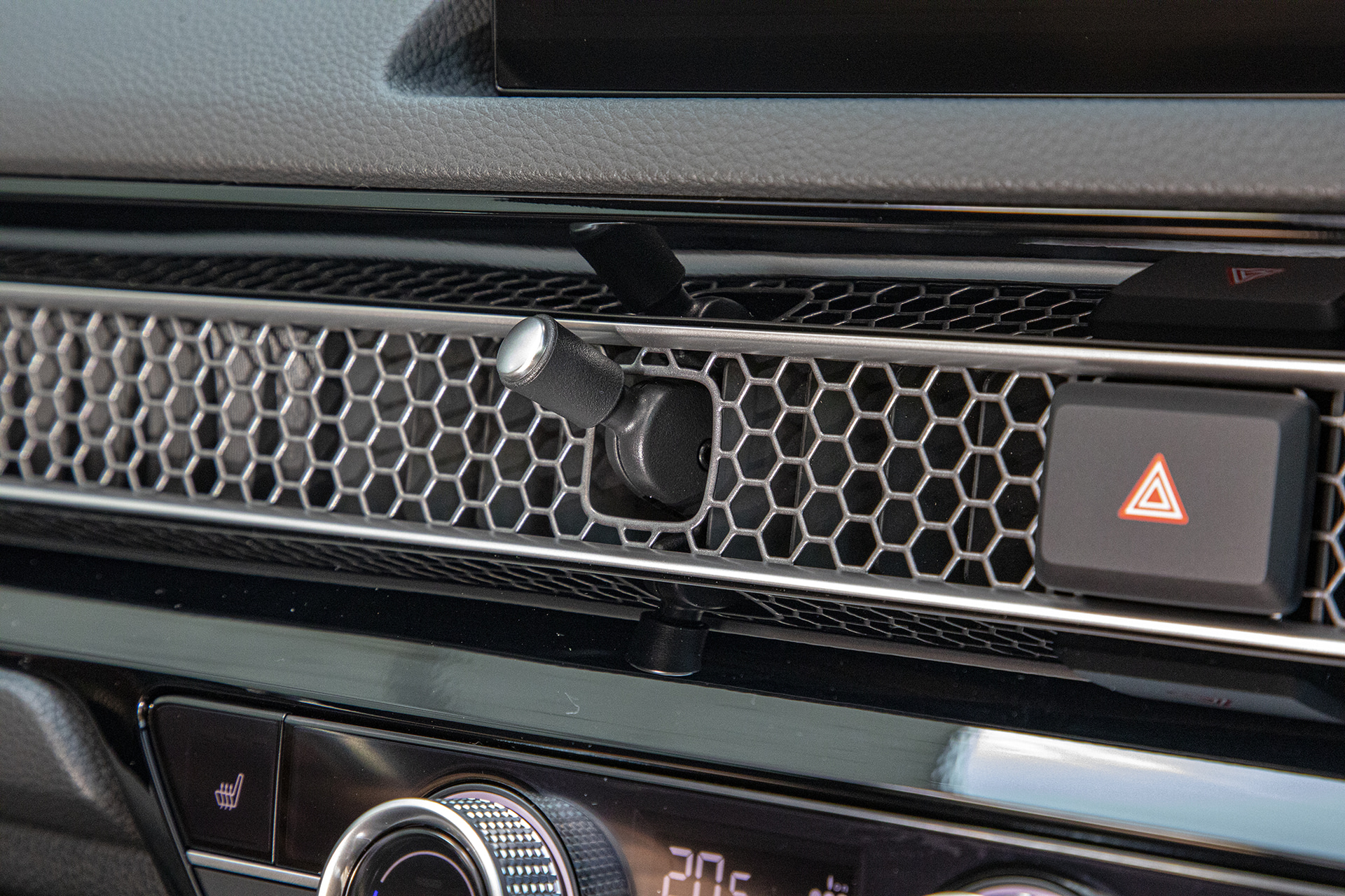 吹き出し口前にはメッシュカバーが付き、これが吹き出す風を拡散してくれるので心地よい風となる。また、風向きの調整範囲が広がっているので、あわせて風の当たり方の調整ができる。エアコンの風が直接当たるのが苦手な人には最適な仕様だ