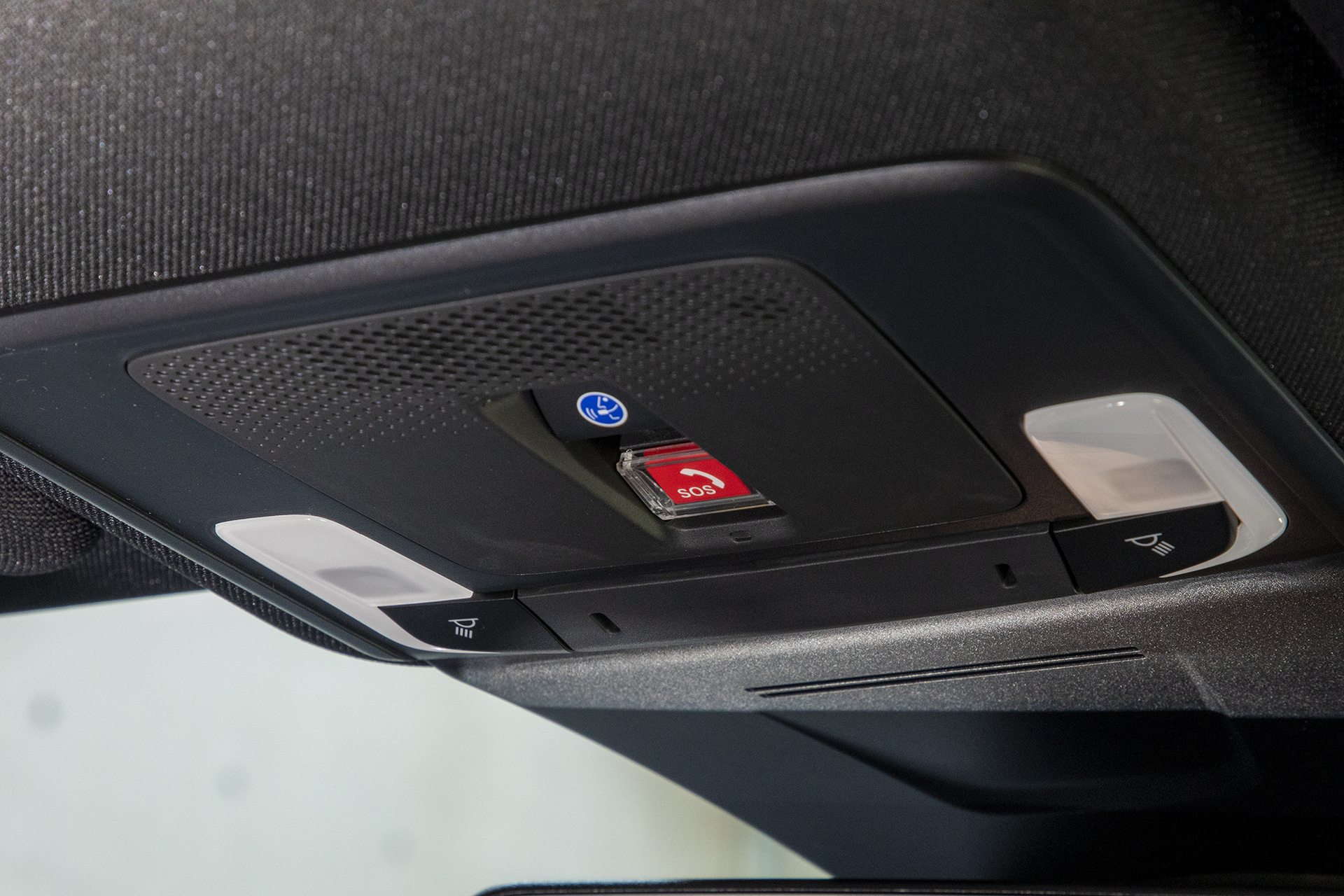 ヘッドコンソールにある「緊急通報ボタン」。体調不良などクルマに乗っているときのさまざまな緊急事態のときにボタンを押すと、Honda Total Care緊急サポートのオペレーターへ繋がり、救急、警察などに連絡ができる