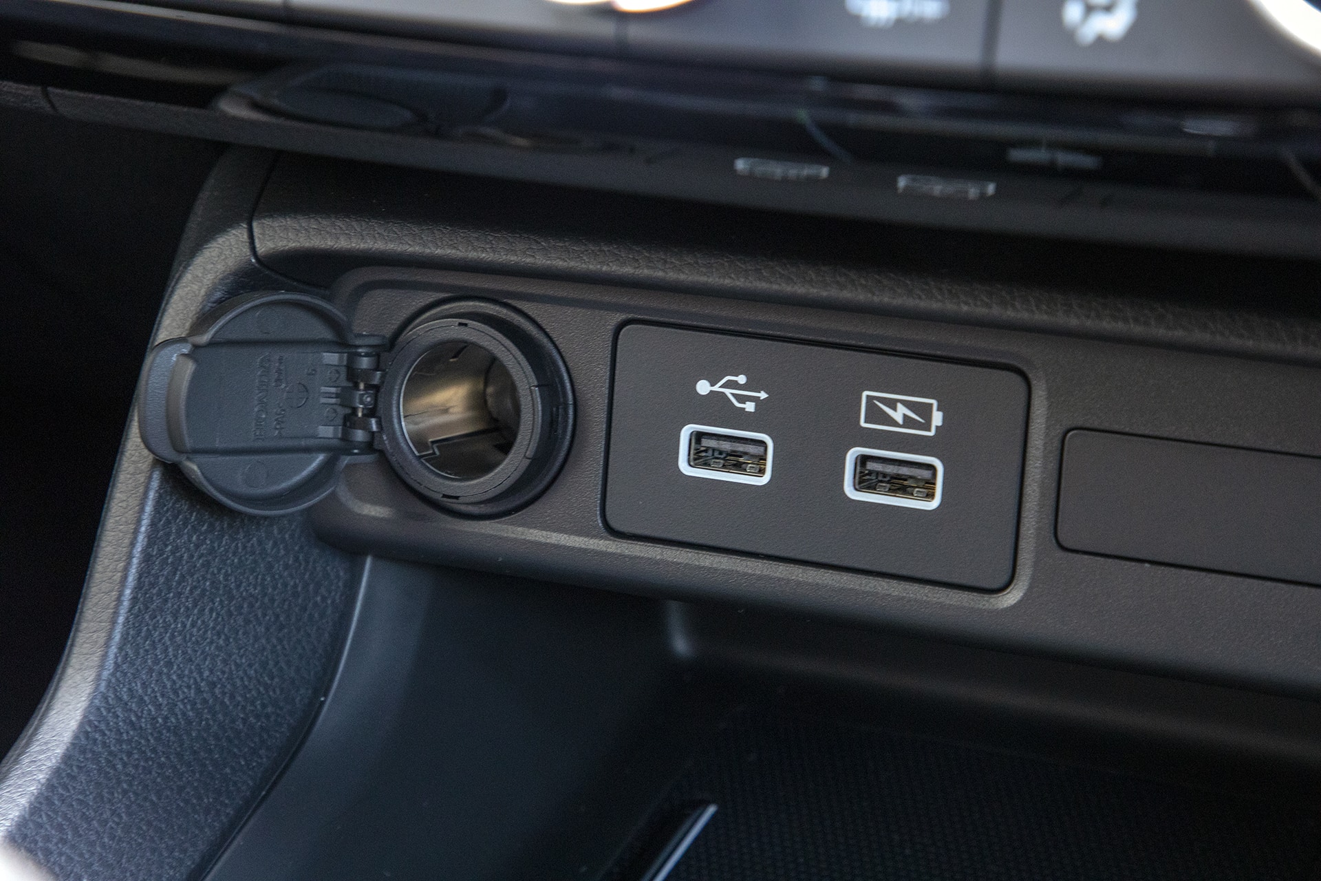 アクセサリーソケットのフタを開けたところ