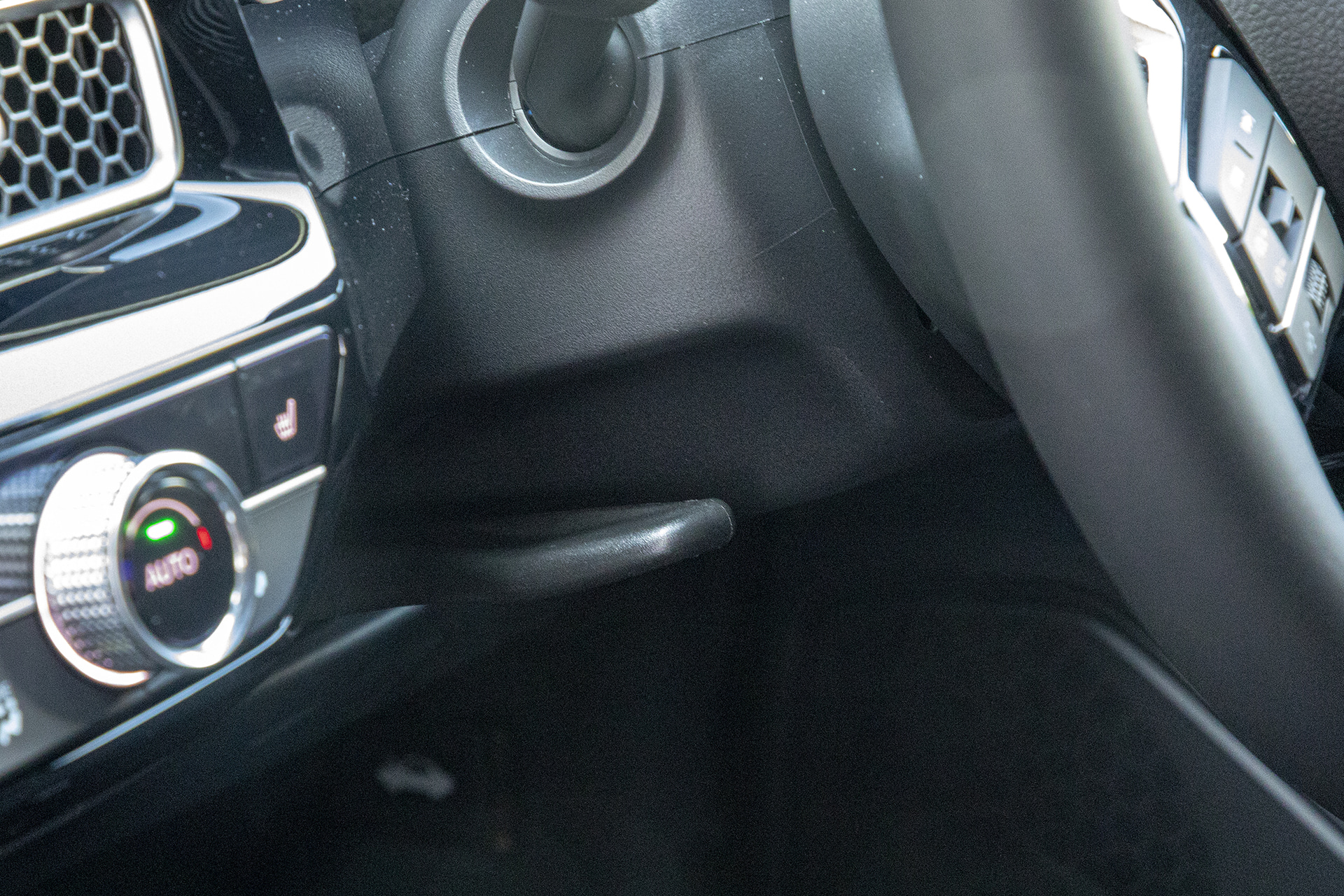 ステアリング位置調整はチルトとテレスコで行なえる。シート側でも座面の高さが調整できる