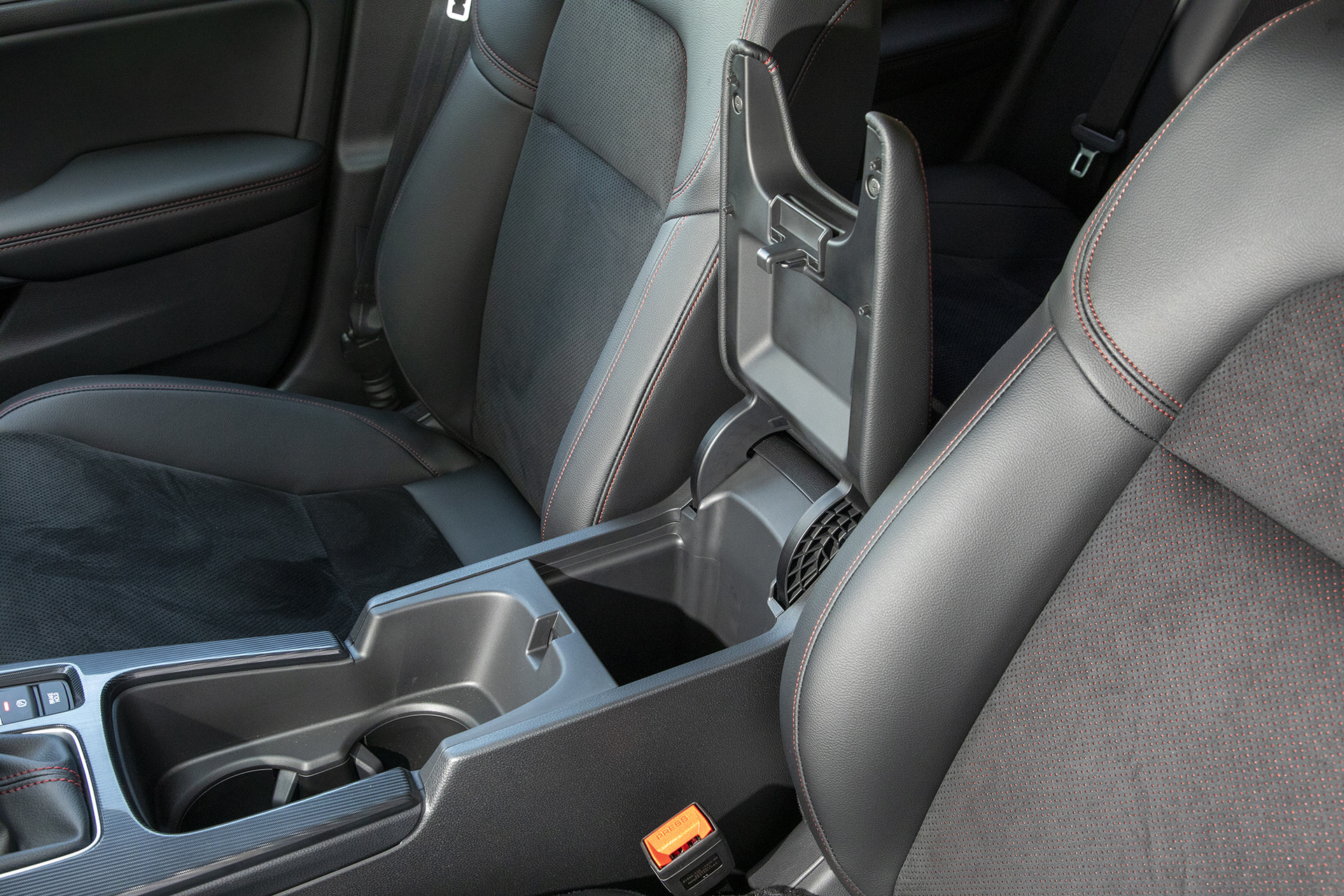 センターコンソールの小物入れ。アームレストがフタになる作り。フタ裏はかさ上げしてあるので小物入れの容量アップとなる