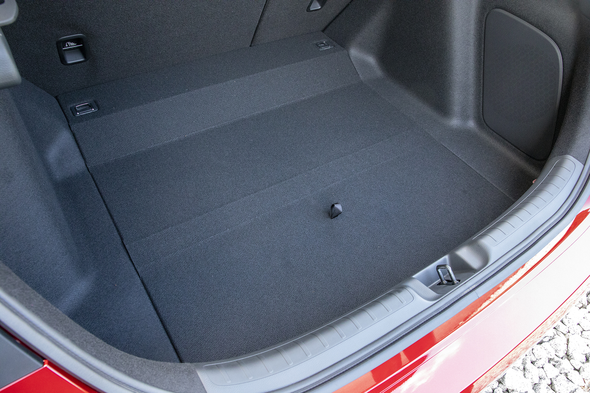 ラゲッジフロア下にも収納を用意。ボードを固定する位置が調整できる