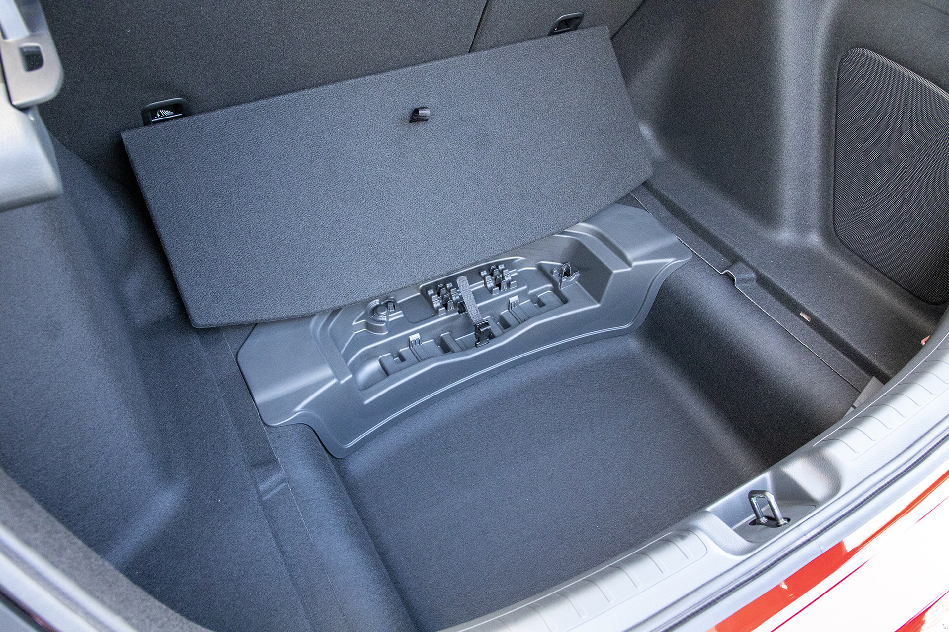 ラゲッジフロア下にも収納を用意。ボードを固定する位置が調整できる