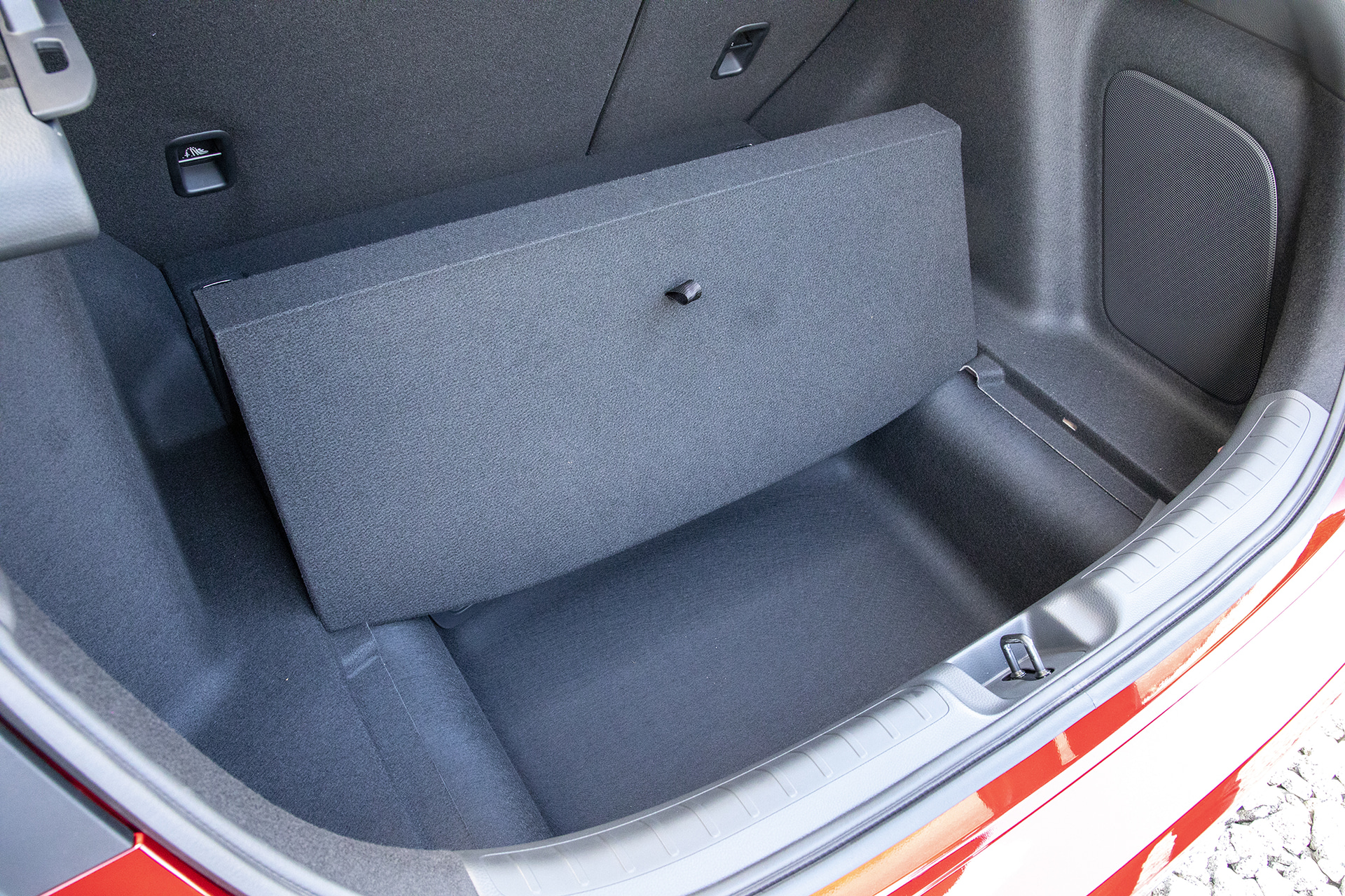 ラゲッジフロア下にも収納を用意。ボードを固定する位置が調整できる