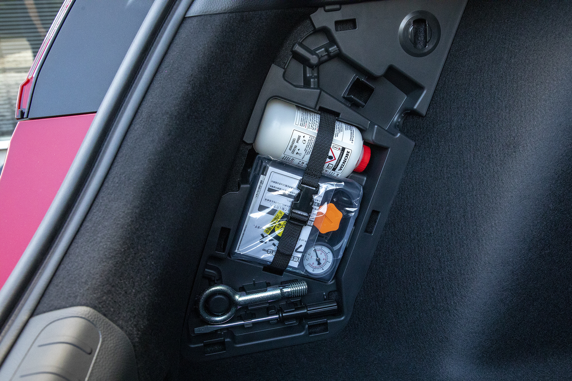 スペアタイヤではなくパンク修理キットを積む