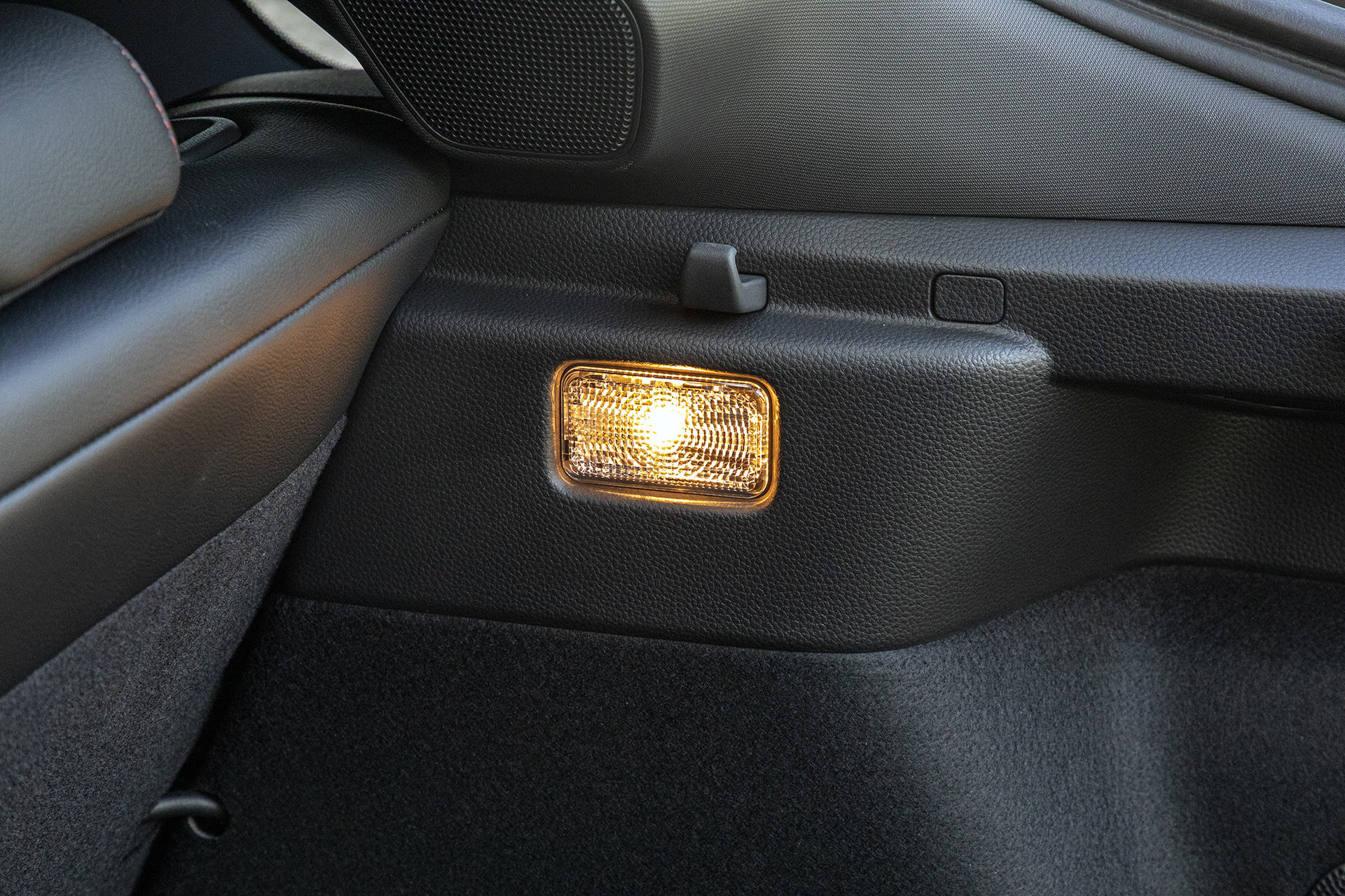 ラゲッジ照明は右側に一灯