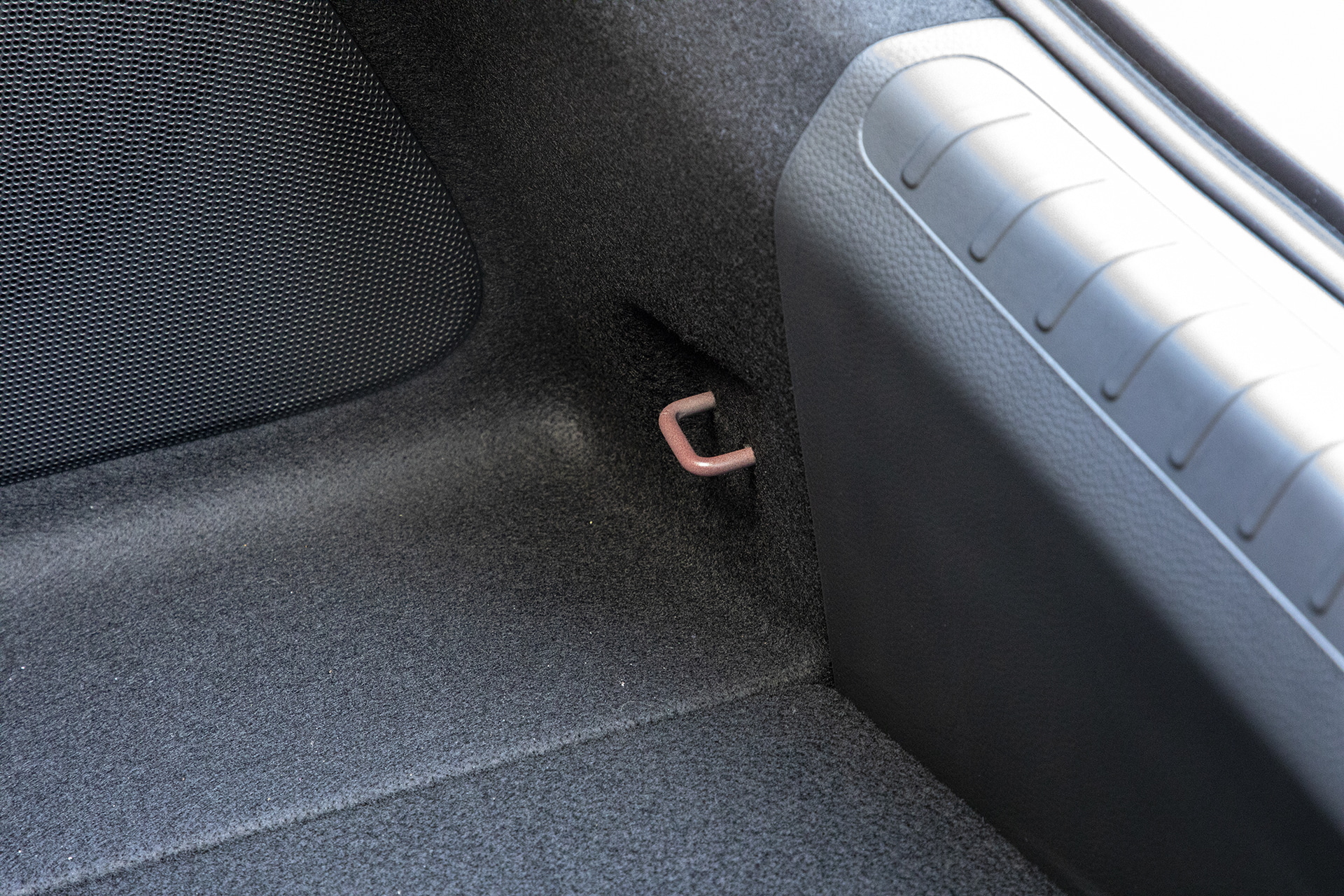 ラゲッジルーム用のフックは前に2か所、後ろに2か所ある