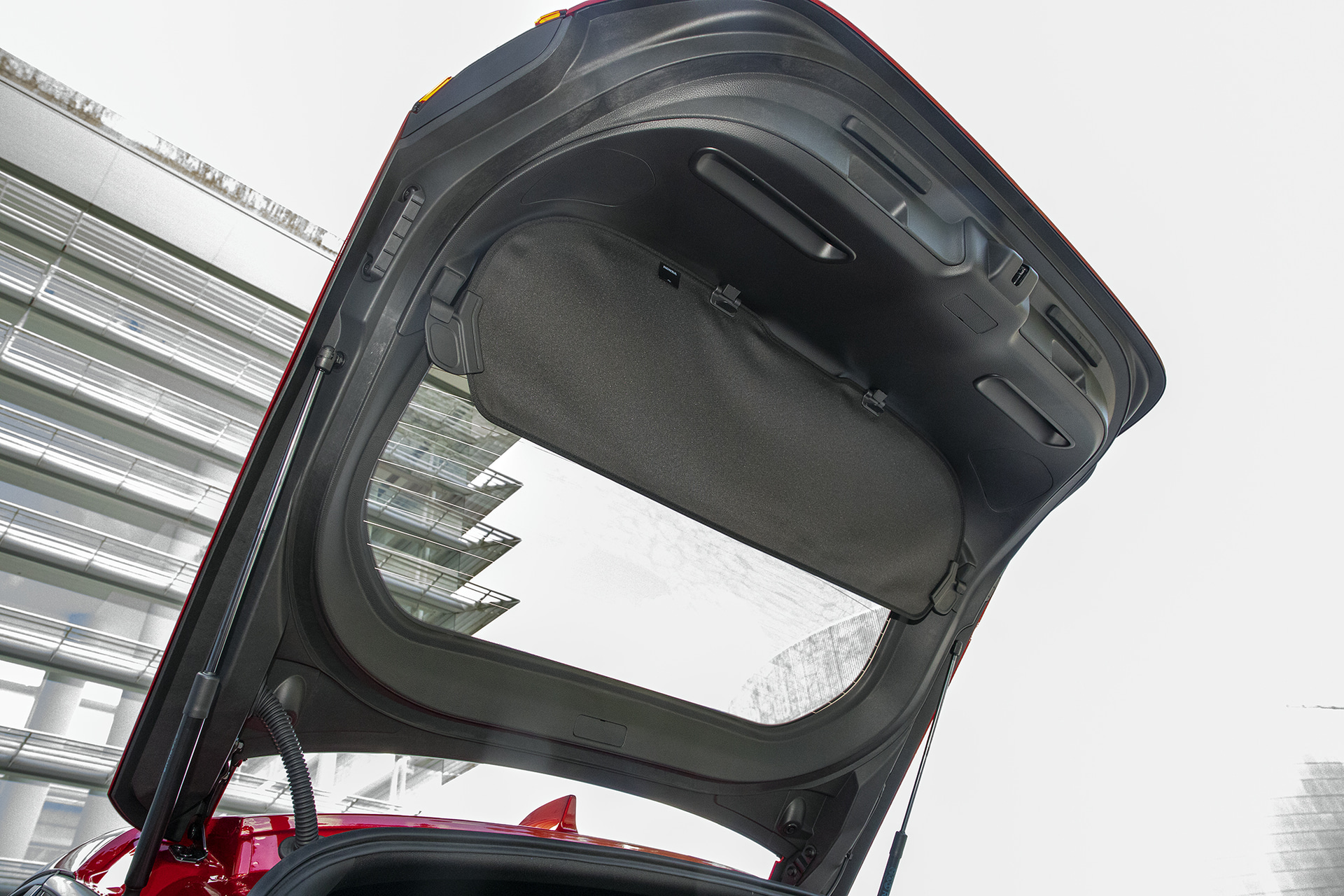 テールゲートは大型だが、樹脂製なので開閉時に重さは感じない。リアウィンドウ側にもシェードがあり、簡単に取り外すこともできる