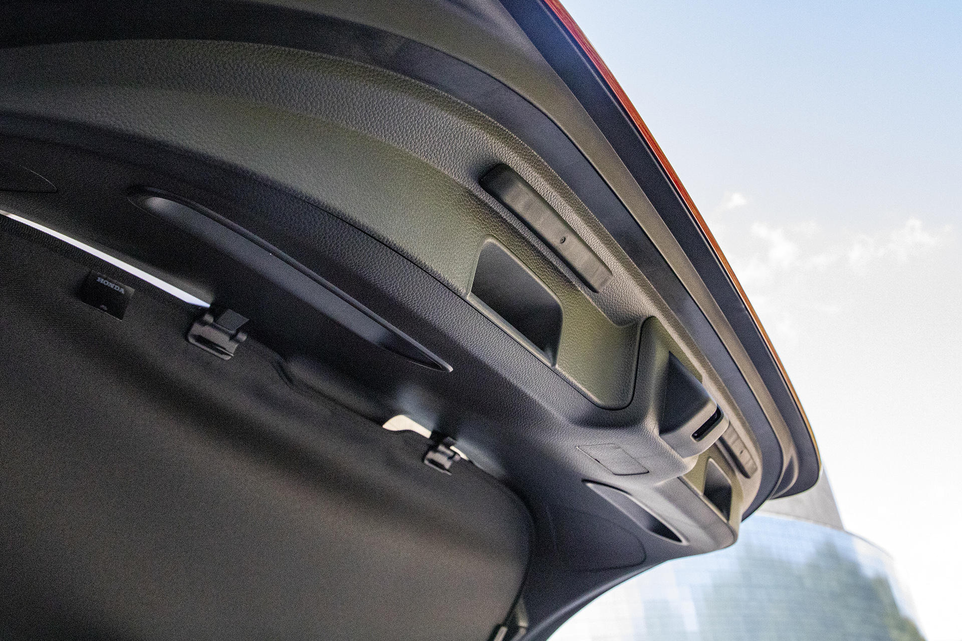 テールゲートの開閉は手動。締める際に手を掛けるところが一般的な位置のほか、室内側にも設けてある。クルマの横から締める動作をするようなときに便利