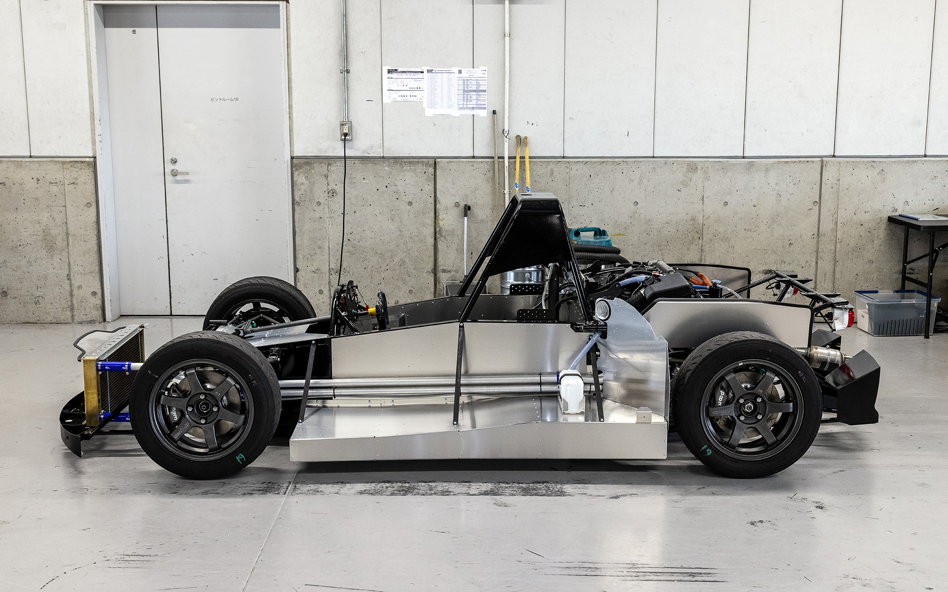 シャーシはセミモノコックフレーム＋スペースフレームで、サイズは3712×1600×1070mm（全長×全幅×全高）、ホイールベースは2200mm。フロントのトレッド幅は1390mm、リアのトレッド幅は1440mm