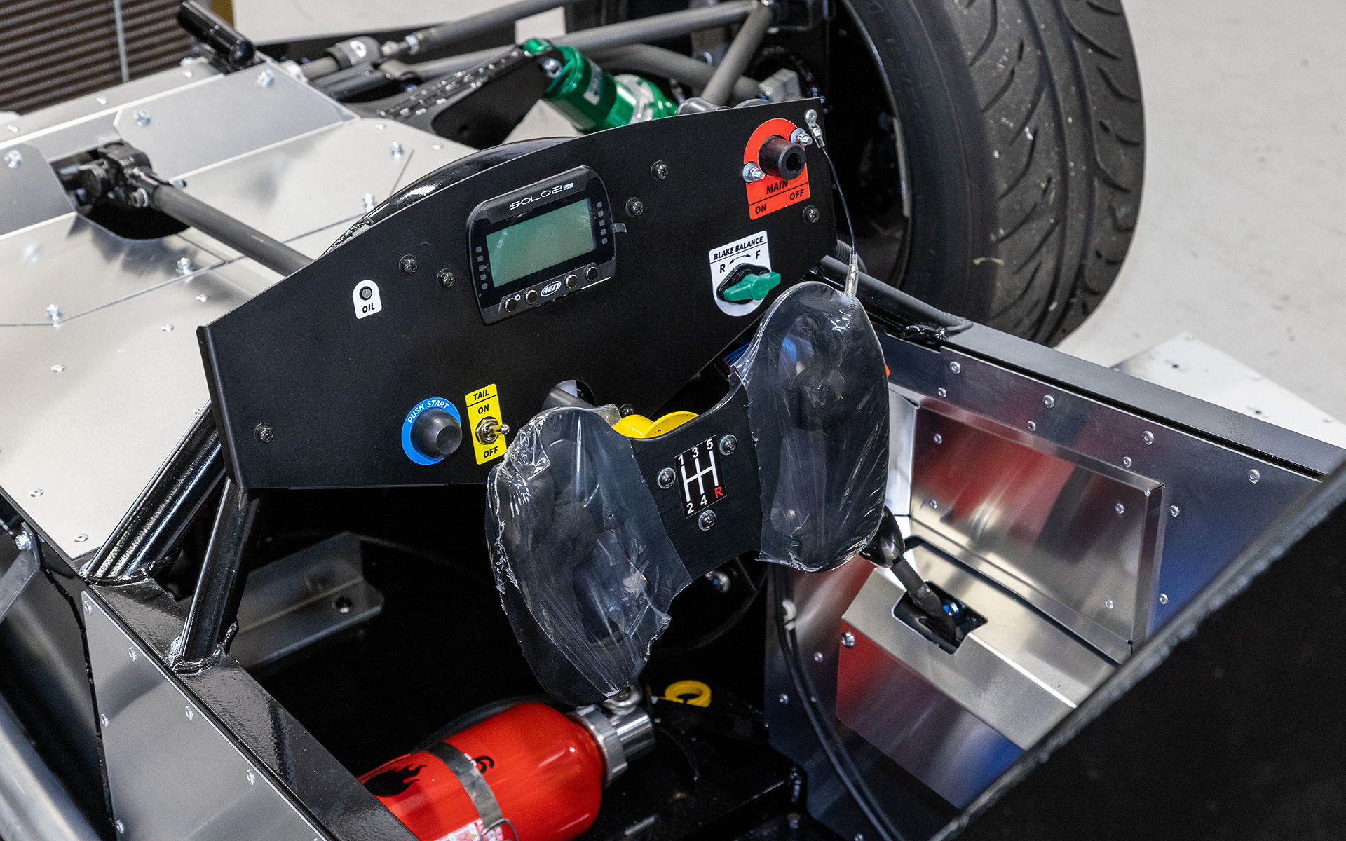 シフトレバーは右側に配置される。メーターの他に前後ブレーキバランサーやテールランプのスイッチを装備する