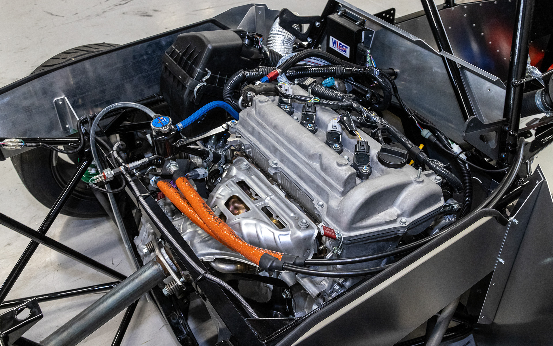 エンジンはトヨタ「ヴィッツ」と同じ1NZ-FCを搭載。トランスミッションもヴィッツの5速MTを採用している