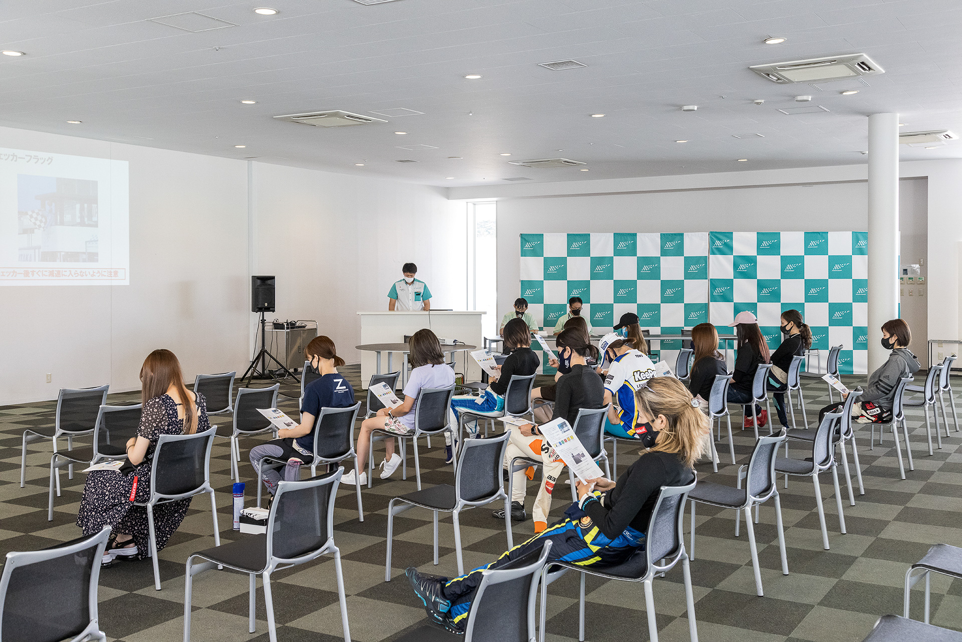 レース前のブリーフィングの様子