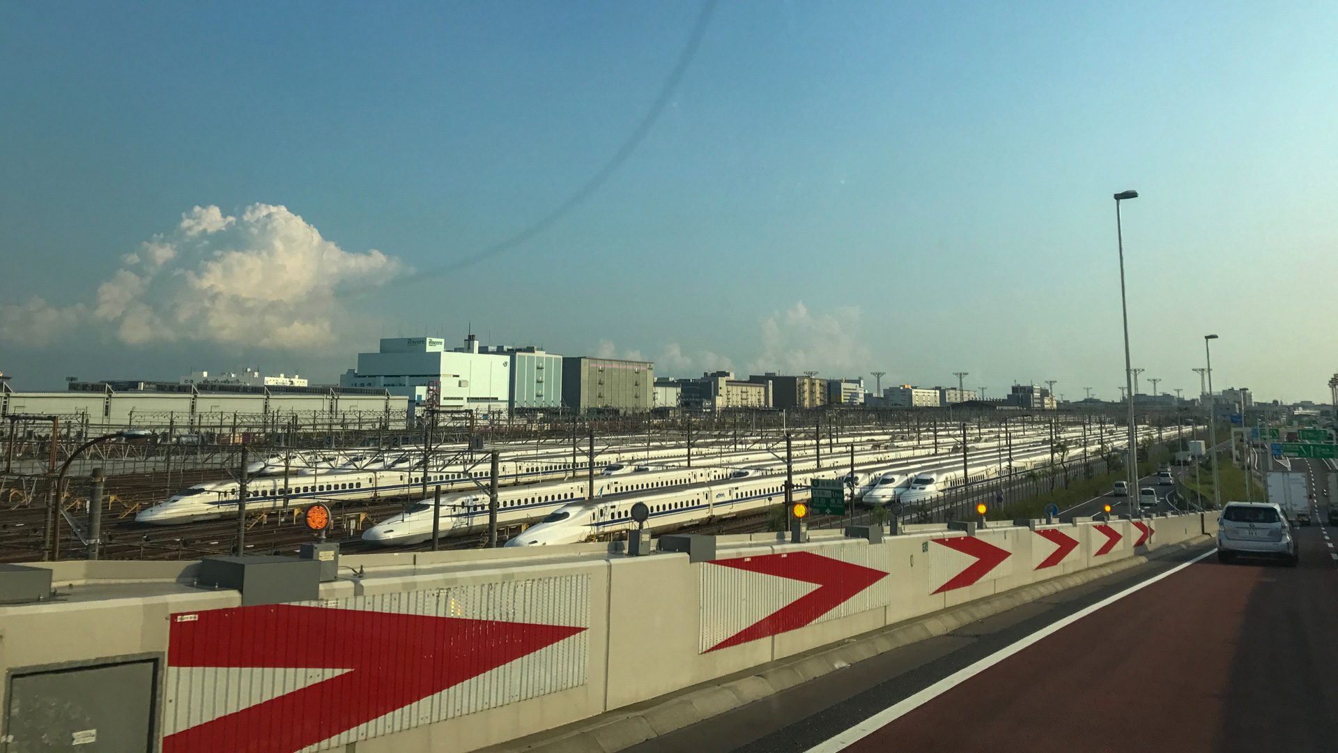 東海道新幹線がズラリ眠る大井車両基地は、首都高の山手トンネルを出て横浜方面へ合流する手前でチラっと見えます。運が良ければ、「見ると幸せになれる」と言われているドクターイエローが停まっていることもあるそうです！