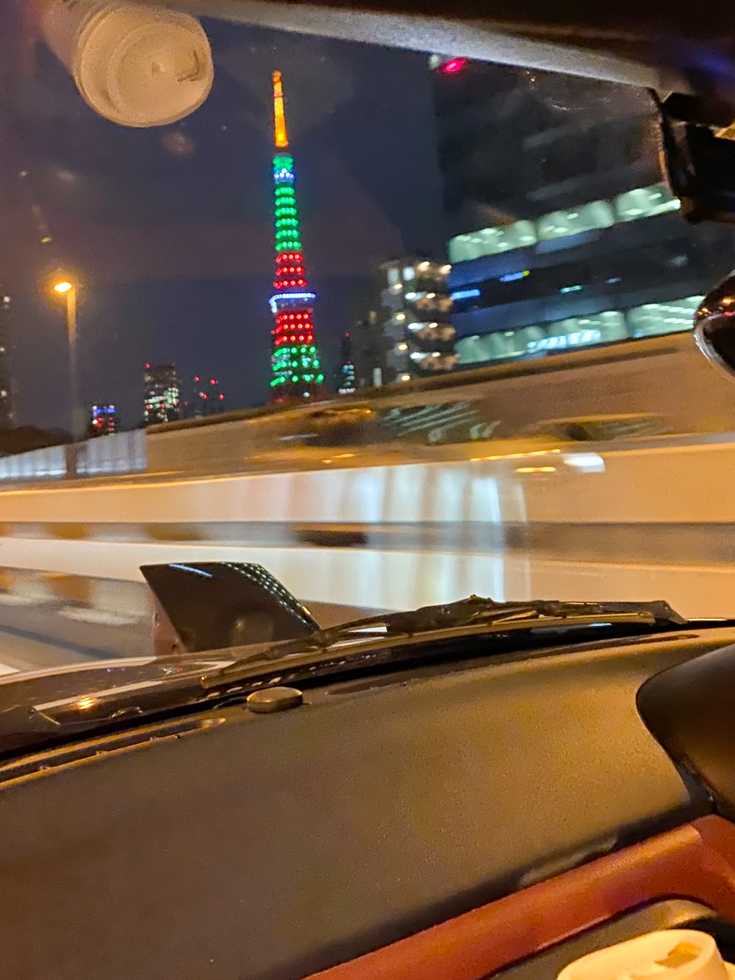 イベントや記念日などに合わせて、いろんな色のライトアップをしてくれる東京タワーもやっぱり大好き。これは2021年3月26日に、ブランド「GUCCI」とのコラボで東京タワーがグッチカラーになっていたのを助手席からパチリ！　実は通常の東京タワーのライトアップには2タイプあって、令和元年からスタートした新しいライトアップ「インフィニティ・ダイヤモンドヴェール」というのがあるんだとか。毎週月曜日の夜に見られるそうですよ