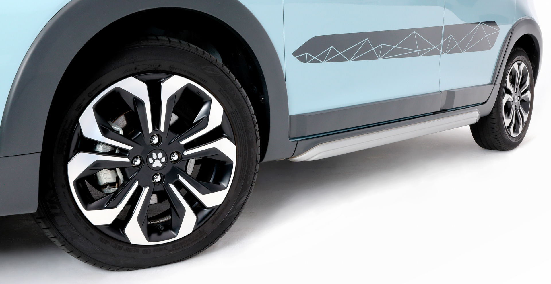 ペットセンターキャップ（肉球）小径用 装着イメージ。小径用（サイズ：直径54mm　フロント・リアホイール用4個セット）：7700円、大径用（サイズ：直径62mm　フロント・リアホイール用4個セット）：8800円